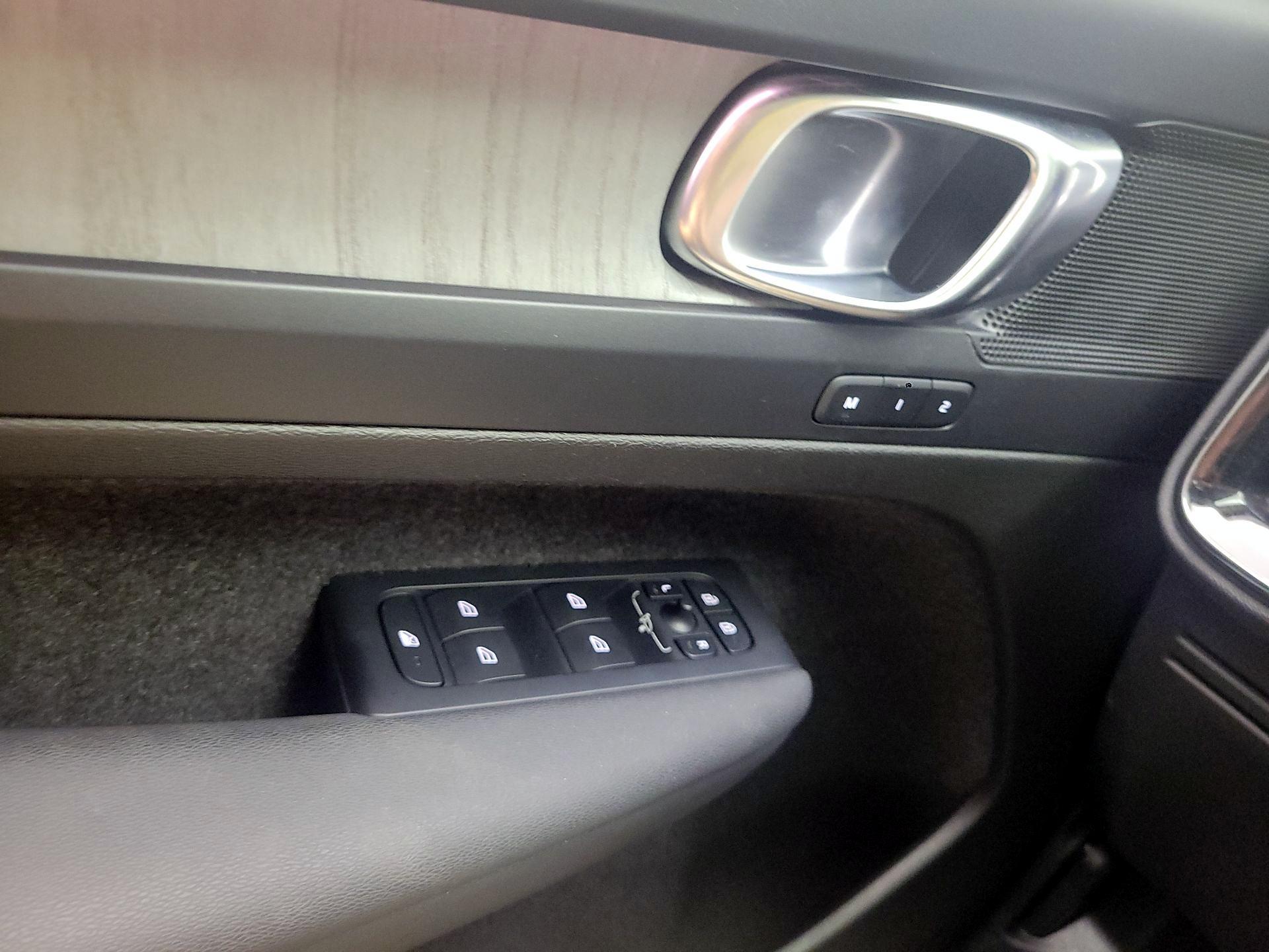Thumbnail: 2023 Volvo XC40 - 10