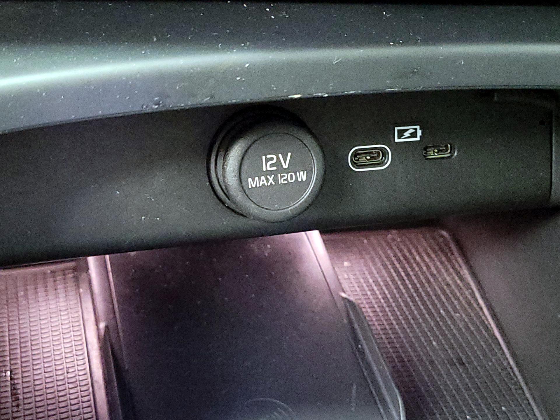 Thumbnail: 2023 Volvo XC40 - 17