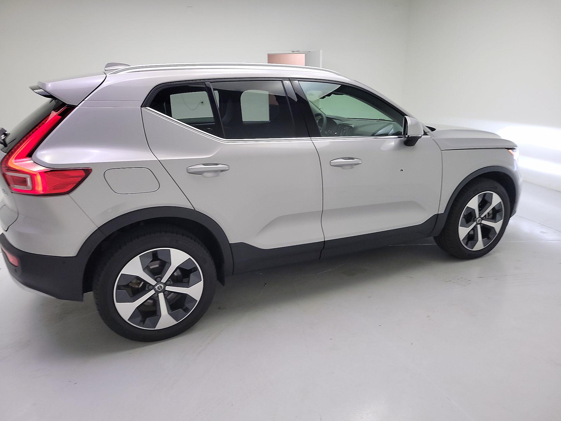 Thumbnail: 2023 Volvo XC40 - 4