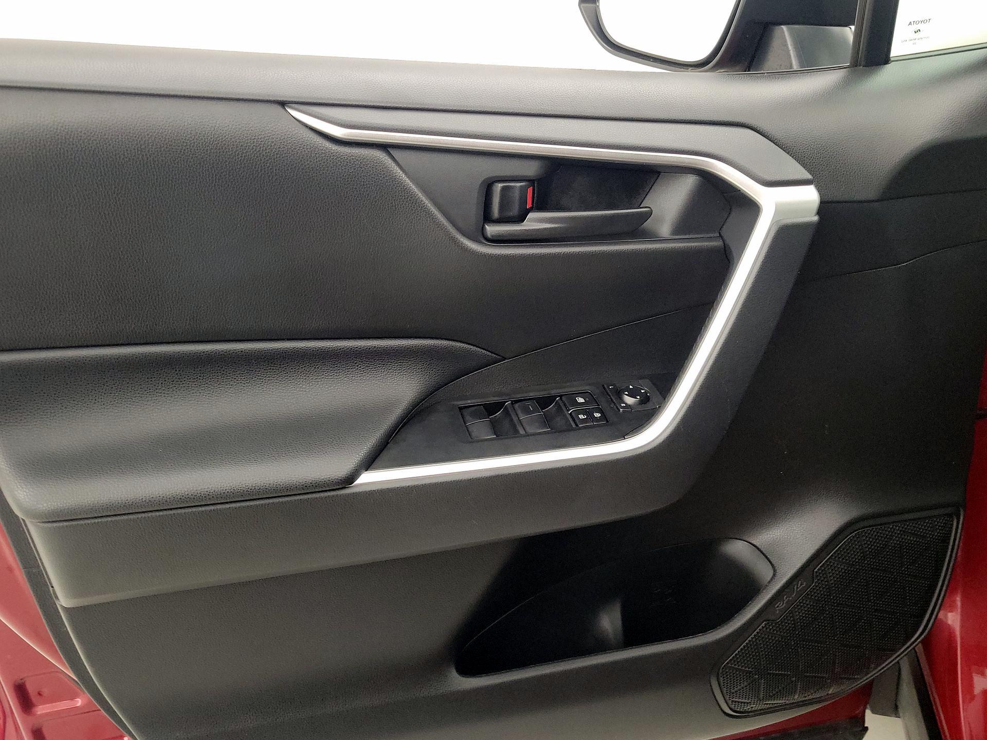 Thumbnail: 2020 Toyota RAV4 - 12