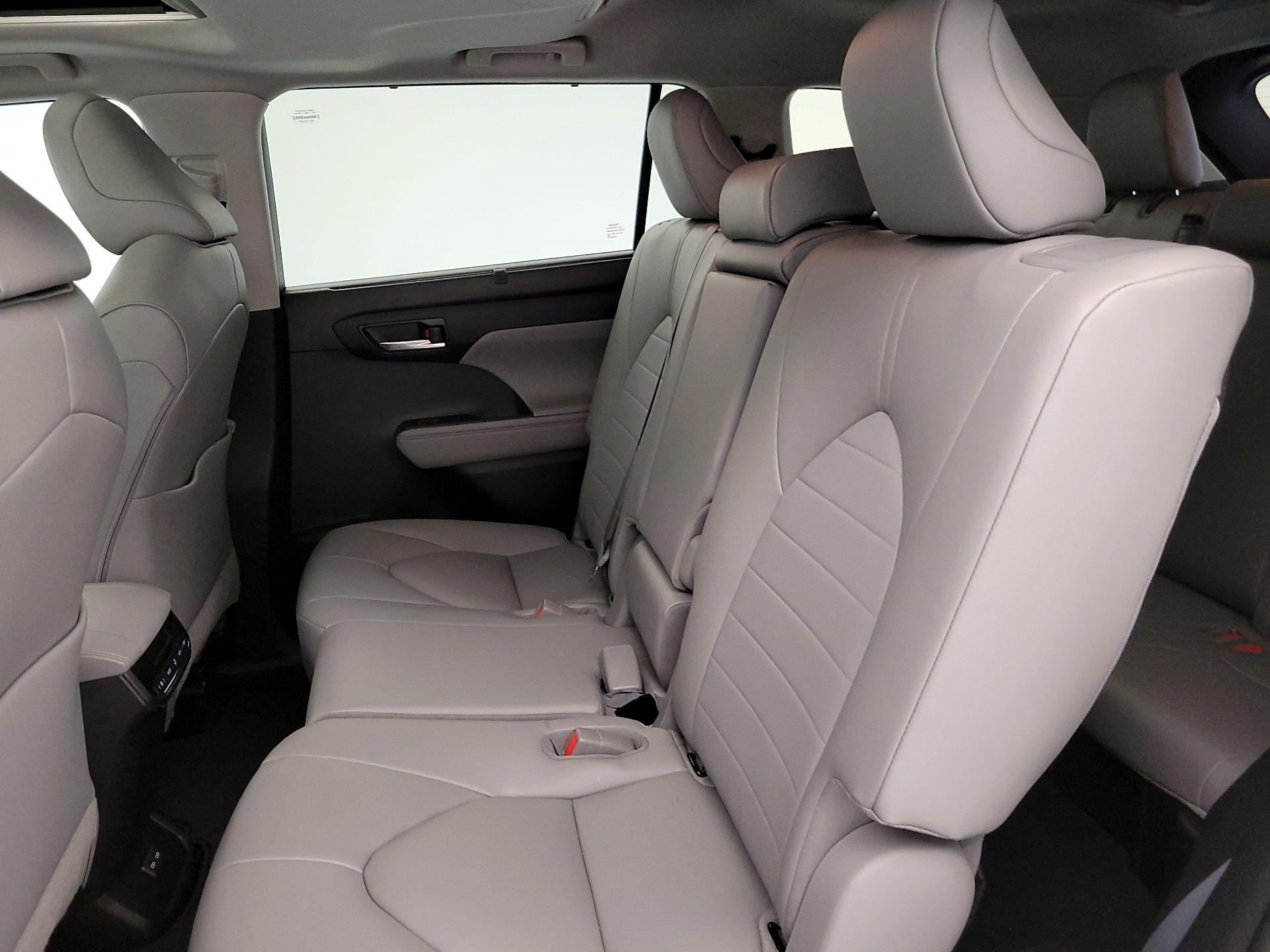 Thumbnail: 2023 Toyota Highlander - 20