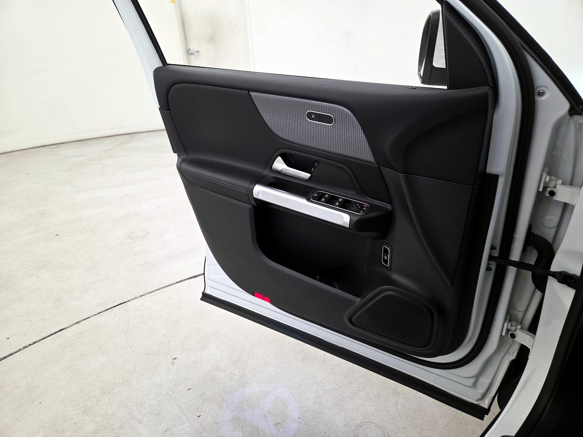 Thumbnail: 2022 Mercedes-Benz GLB - 12