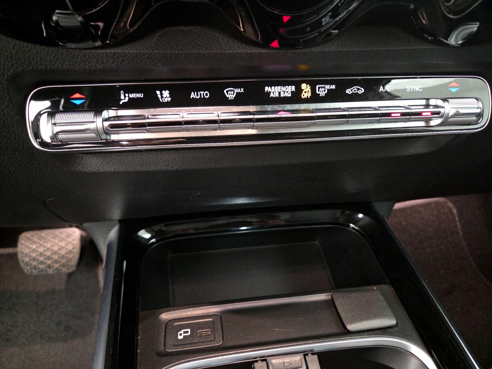 Thumbnail: 2022 Mercedes-Benz GLB - 16