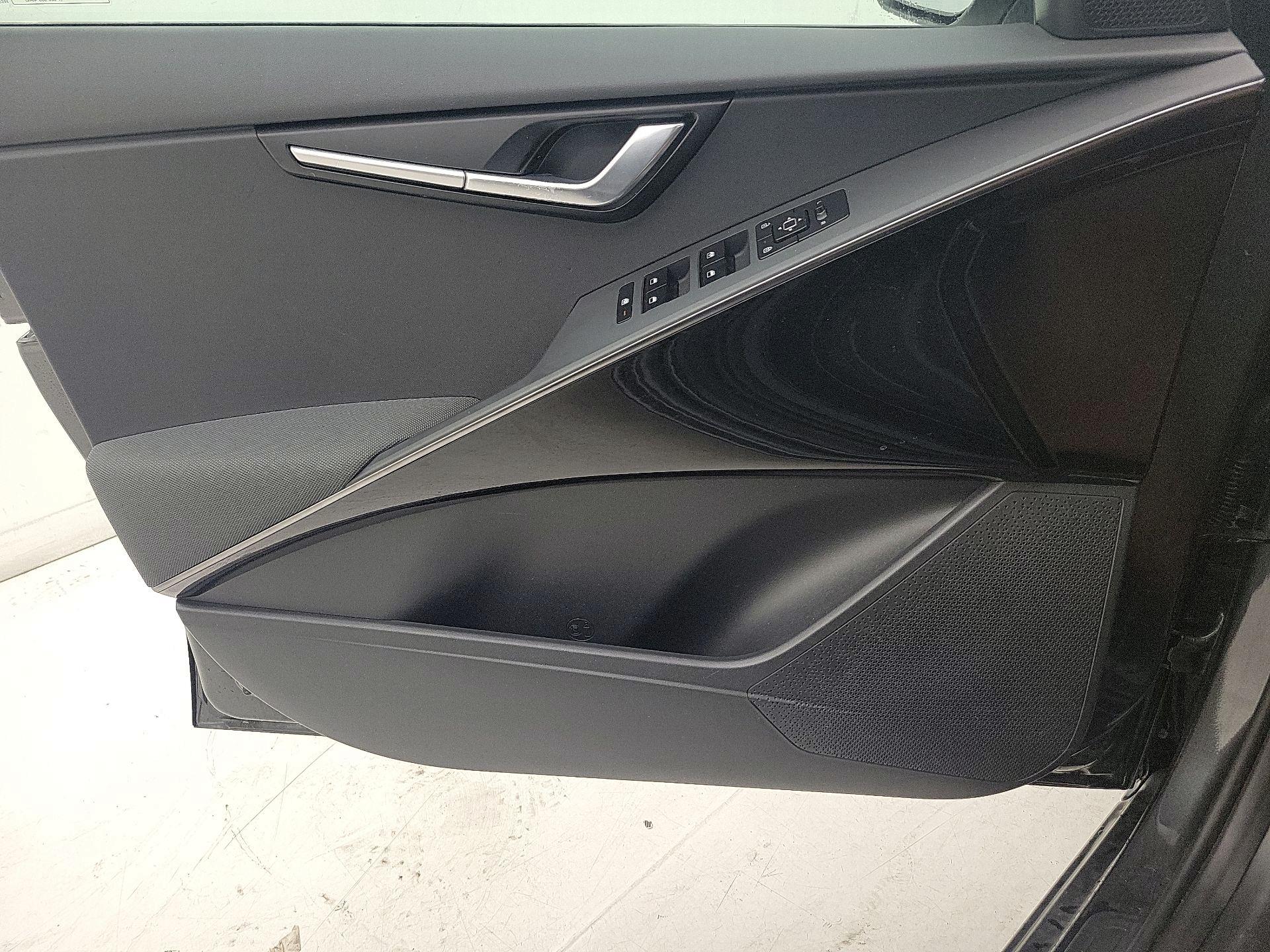 Thumbnail: 2023 Kia Niro - 10