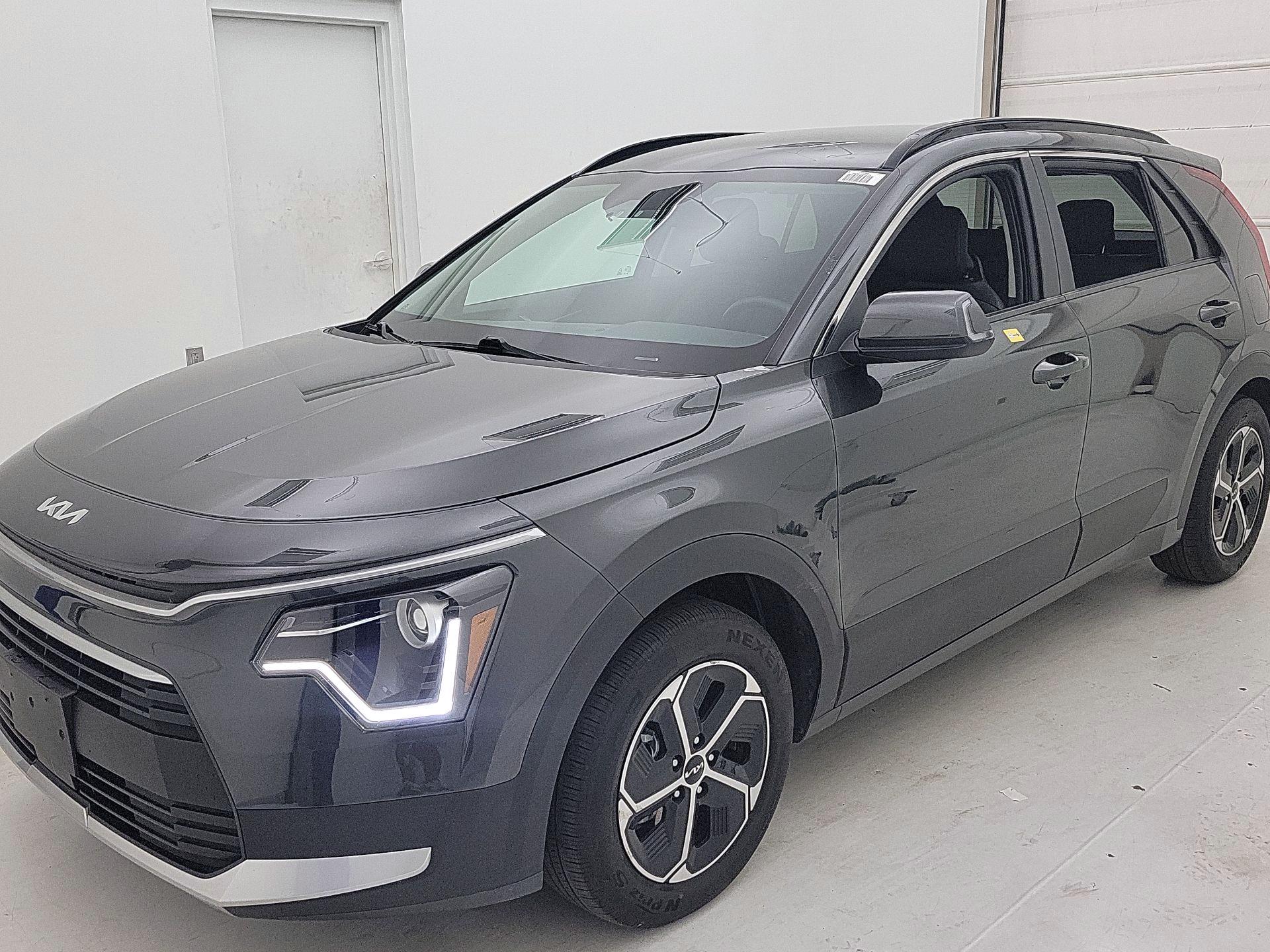 Thumbnail: 2023 Kia Niro - 3