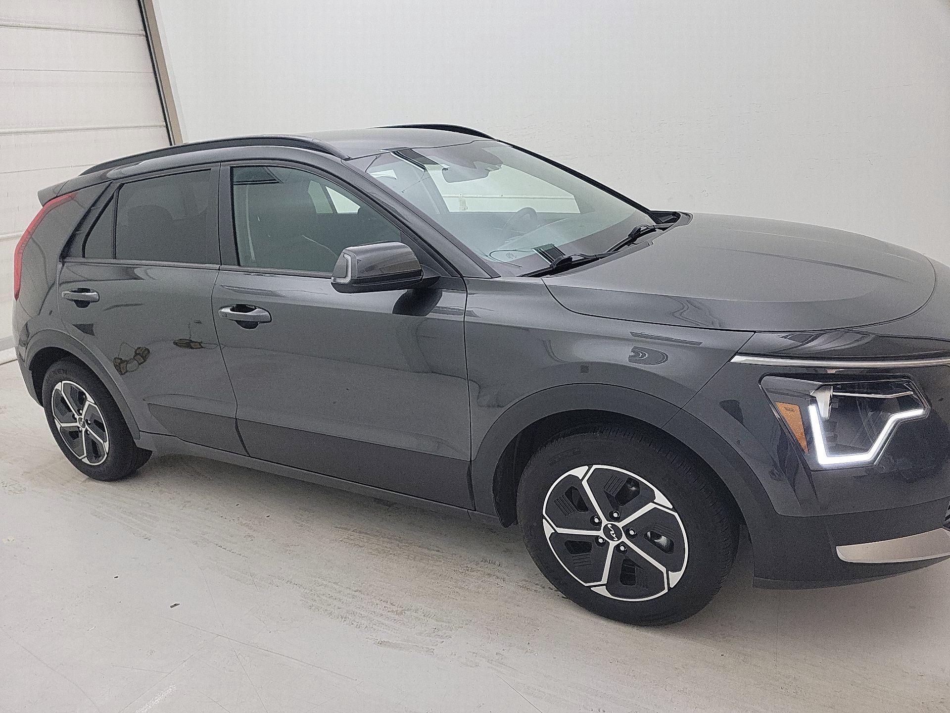 Thumbnail: 2023 Kia Niro - 4