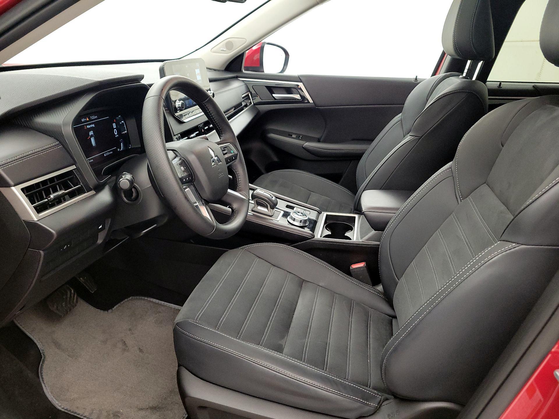 Thumbnail: 2024 Mitsubishi Outlander - 11