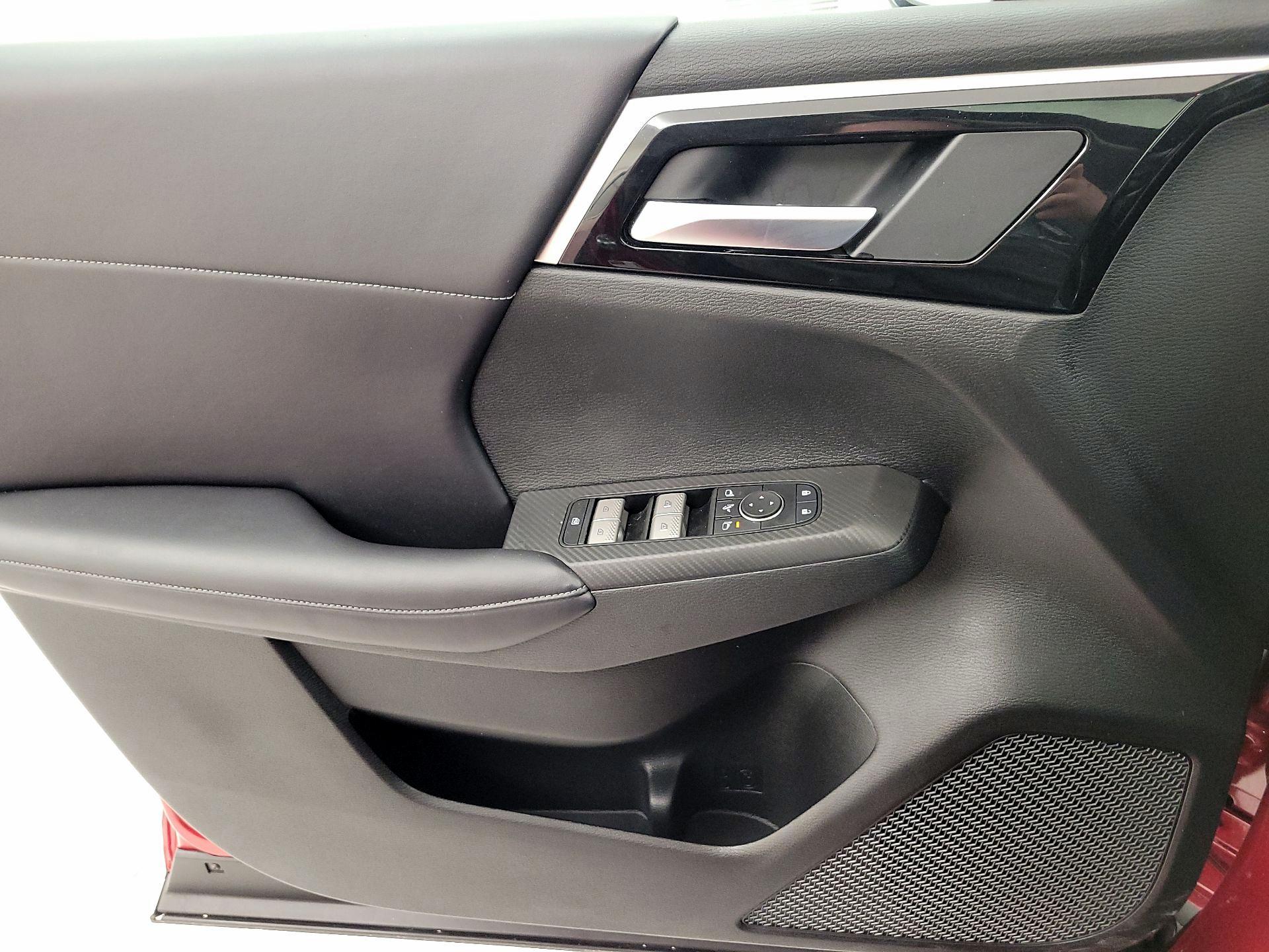 Thumbnail: 2024 Mitsubishi Outlander - 12