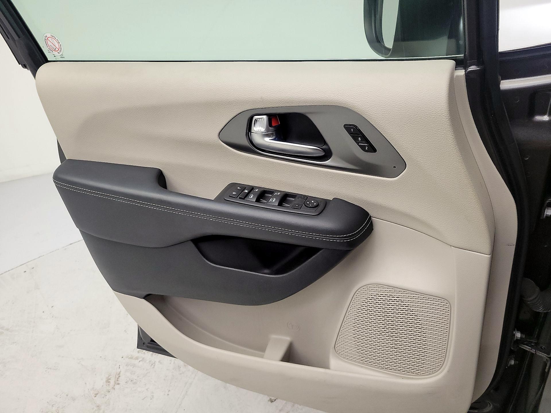 Thumbnail: 2023 Chrysler Pacifica - 12