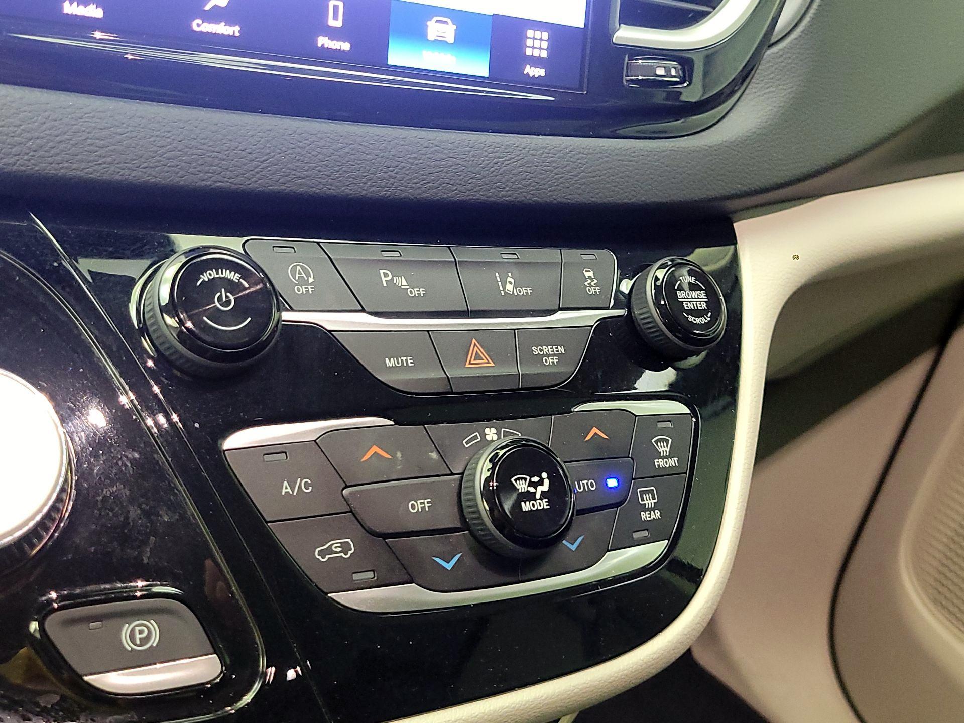 Thumbnail: 2023 Chrysler Pacifica - 16