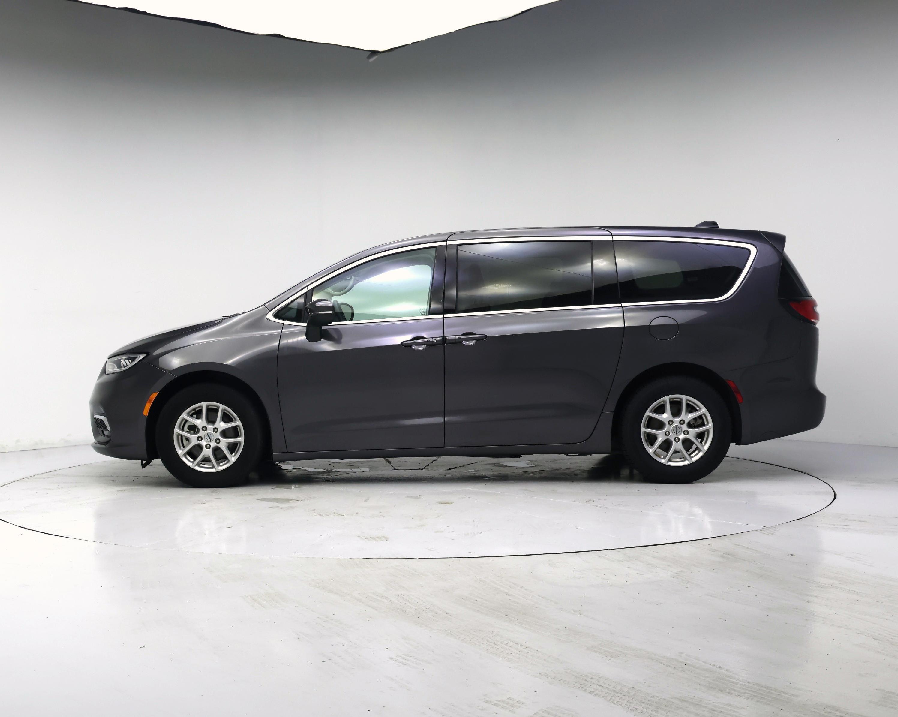 Thumbnail: 2023 Chrysler Pacifica - 3