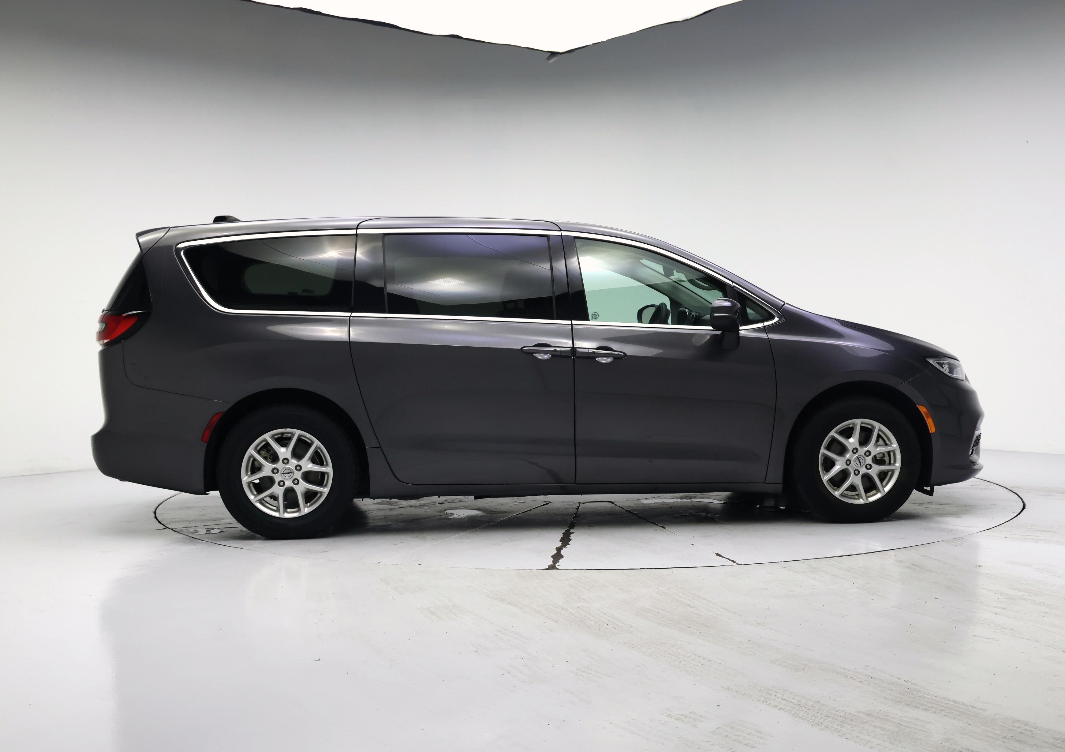 Thumbnail: 2023 Chrysler Pacifica - 7