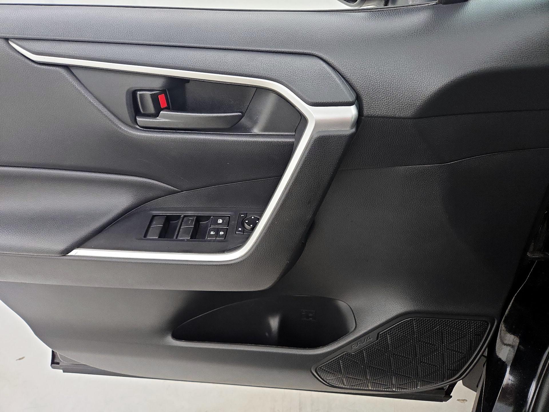 Thumbnail: 2020 Toyota RAV4 - 12