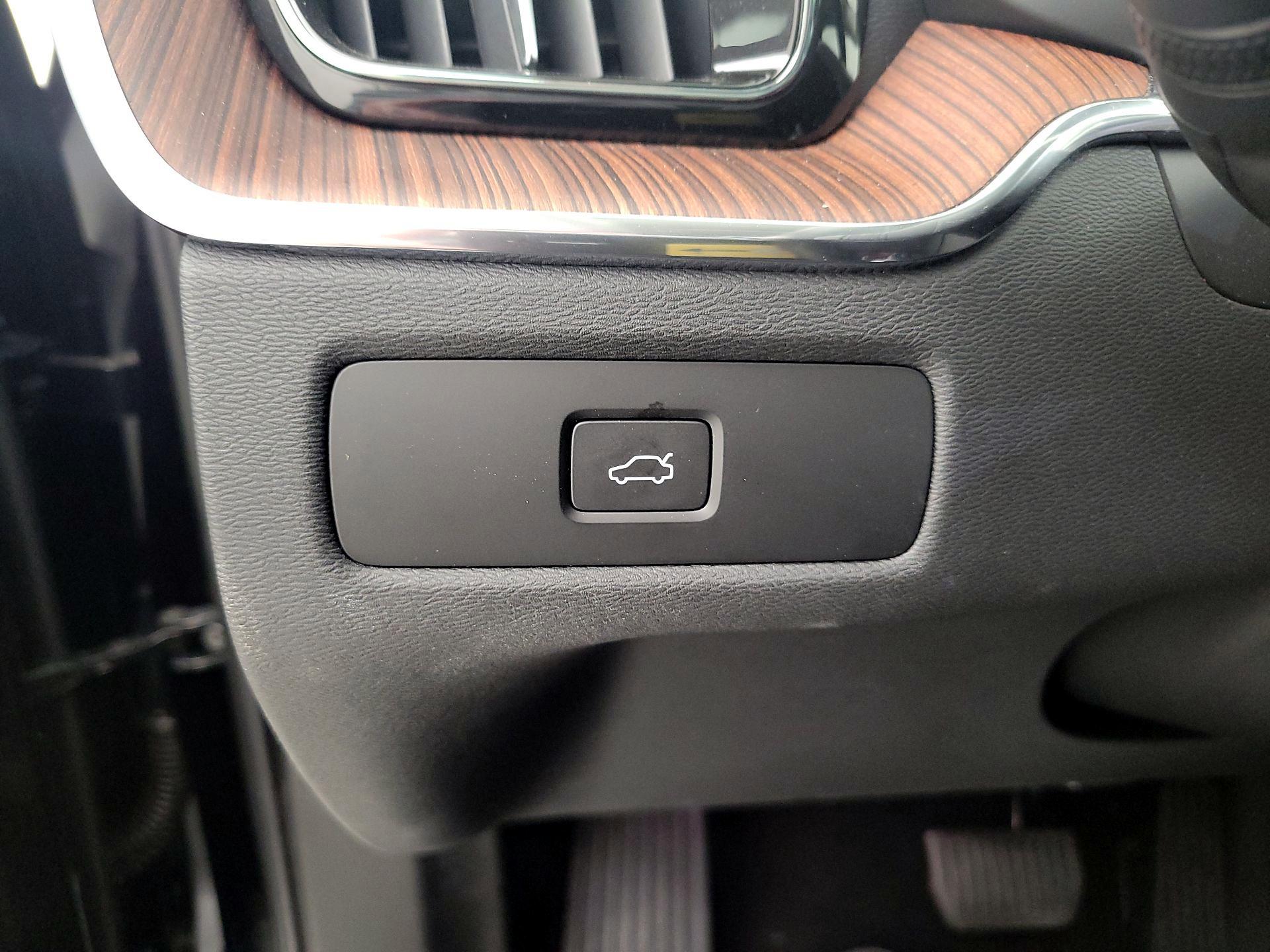 Thumbnail: 2023 Volvo XC60 - 11