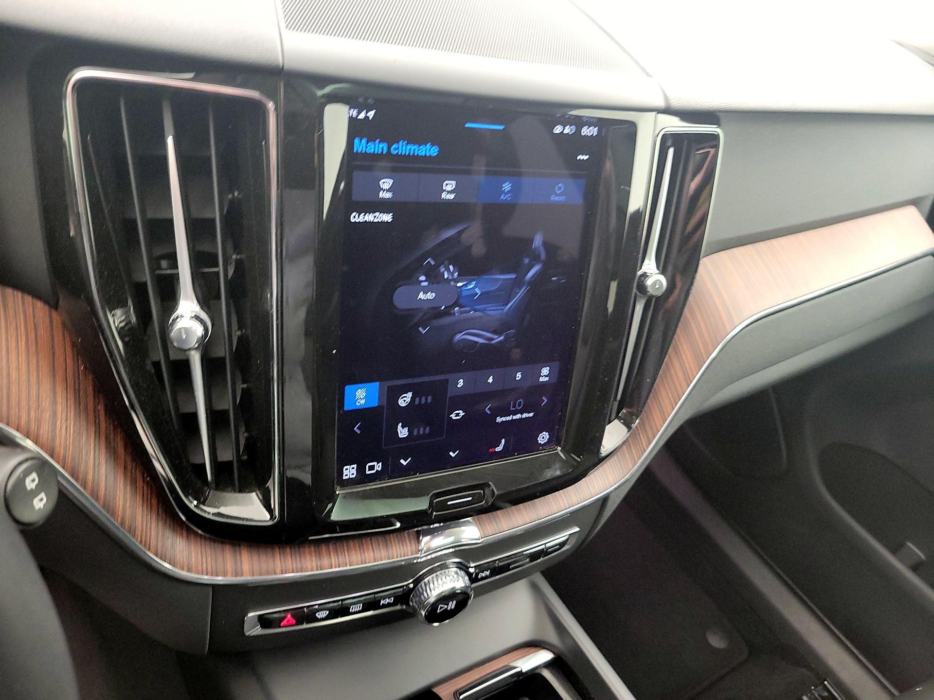 Thumbnail: 2023 Volvo XC60 - 15