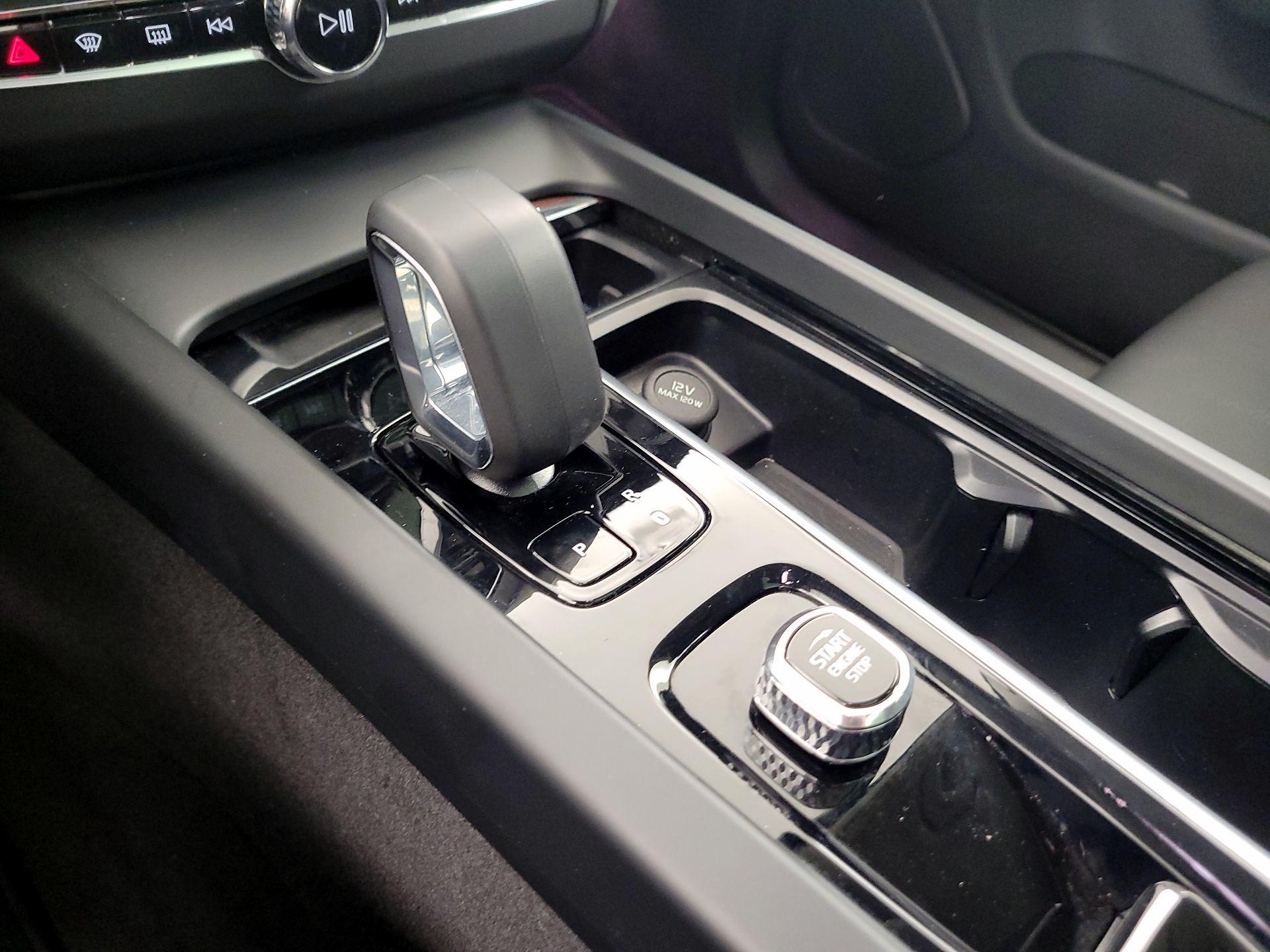 Thumbnail: 2023 Volvo XC60 - 16