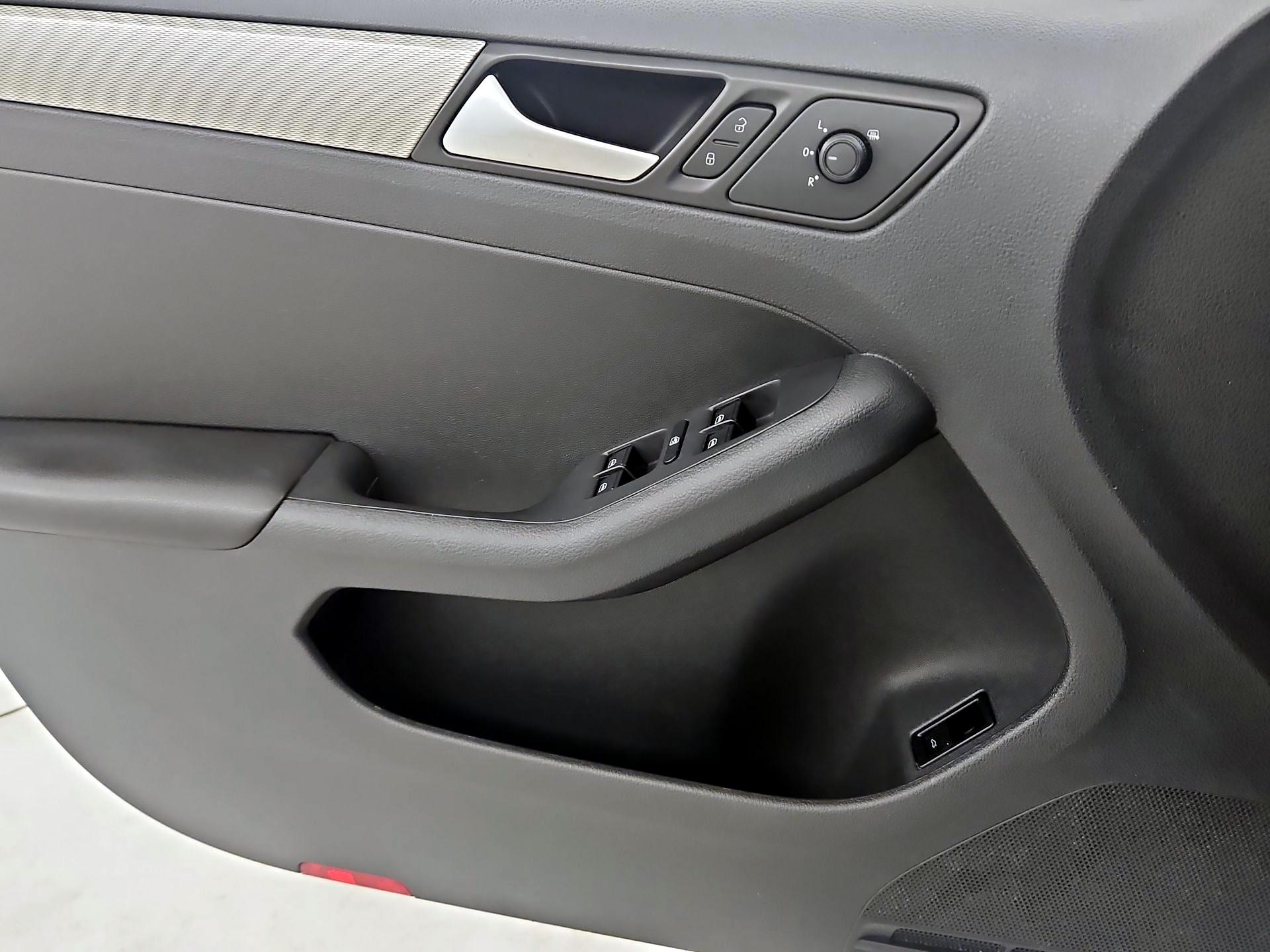 Thumbnail: 2018 Volkswagen Jetta - 12