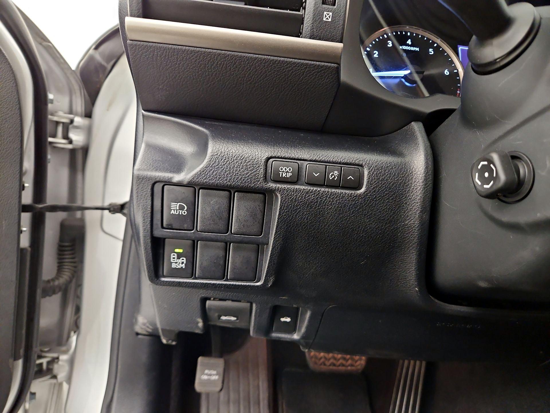 Thumbnail: 2019 Lexus IS - 13