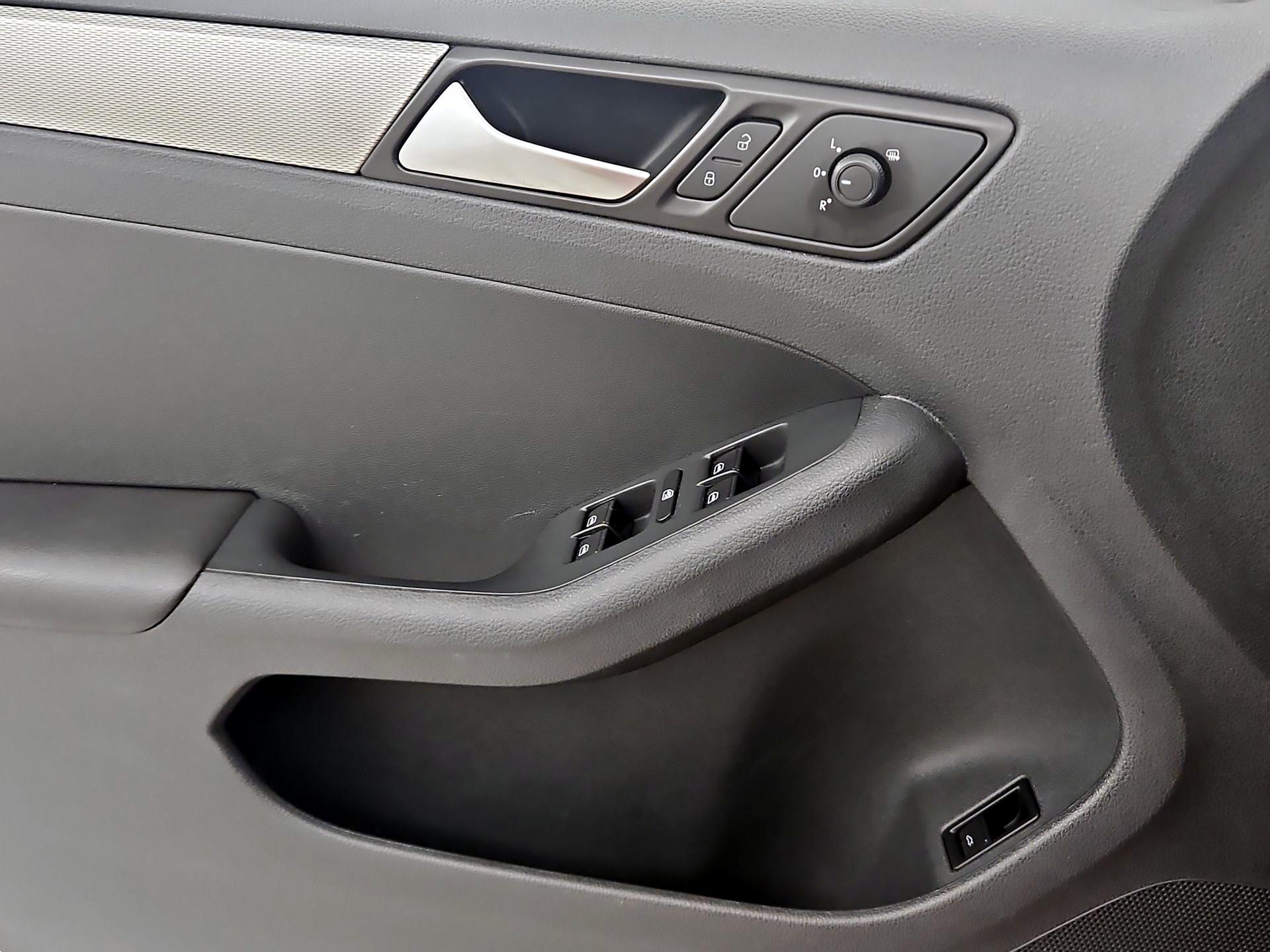 Thumbnail: 2017 Volkswagen Jetta - 12