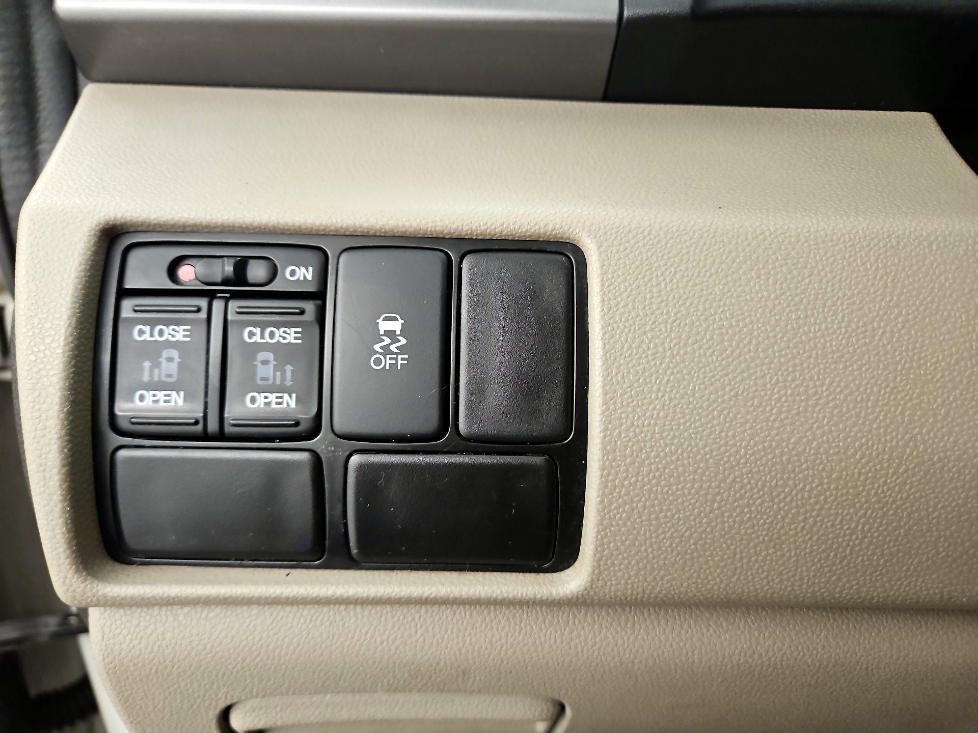Thumbnail: 2016 Honda Odyssey - 13