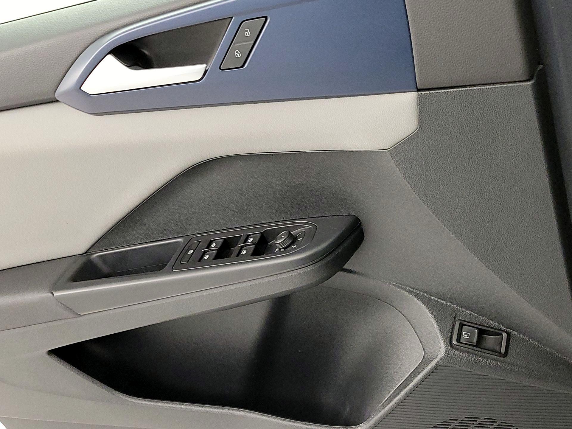 Thumbnail: 2022 Volkswagen Taos - 12