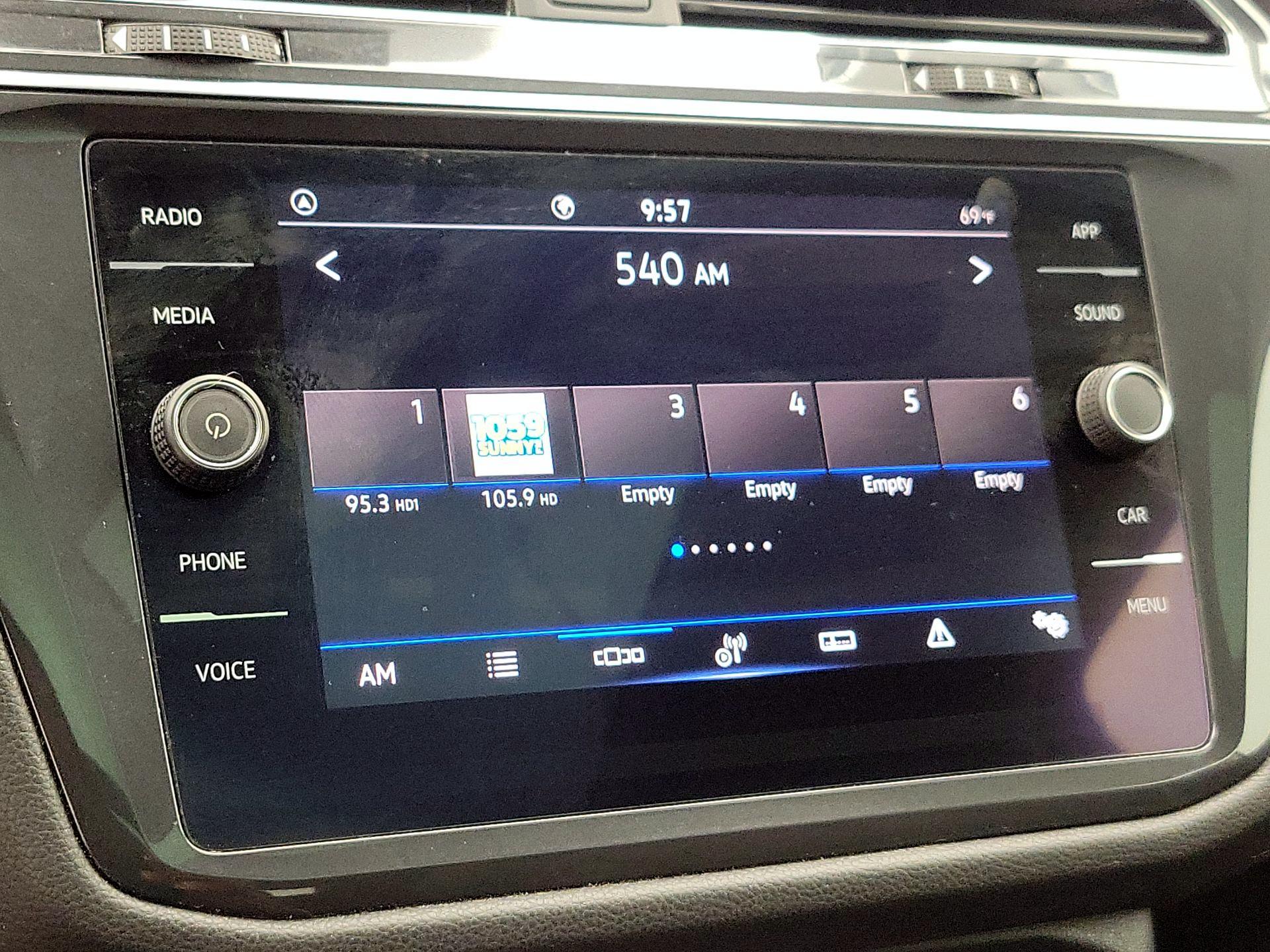 Thumbnail: 2022 Volkswagen Tiguan - 15