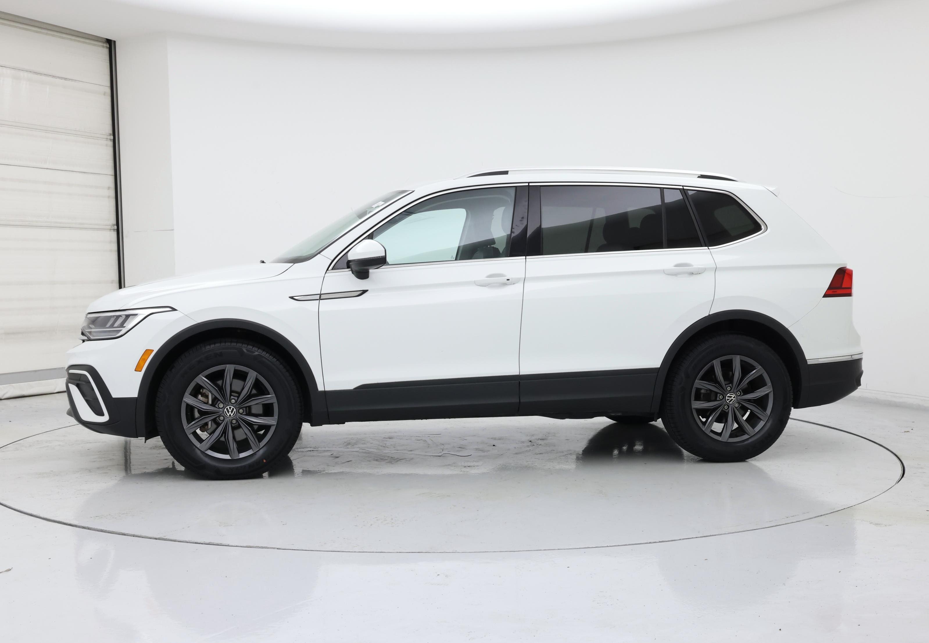 Thumbnail: 2022 Volkswagen Tiguan - 3