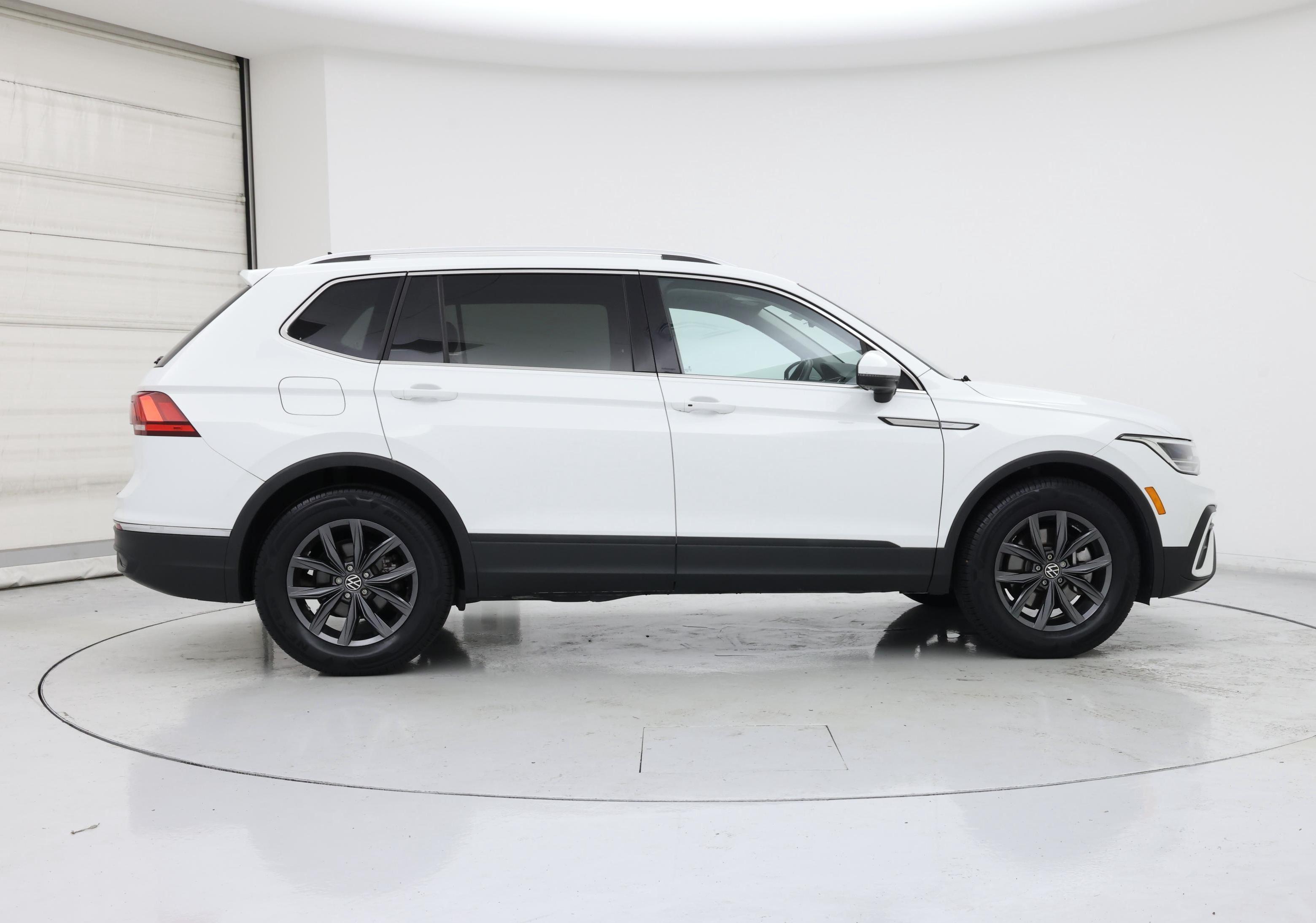 Thumbnail: 2022 Volkswagen Tiguan - 7