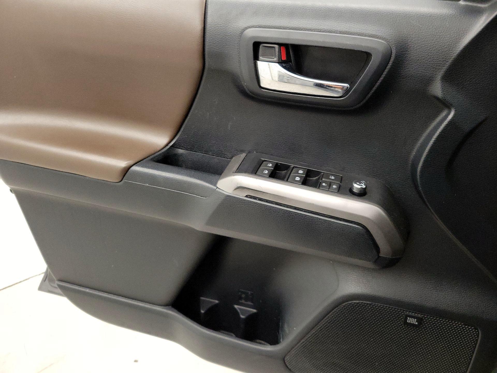 Thumbnail: 2016 Toyota Tacoma - 12