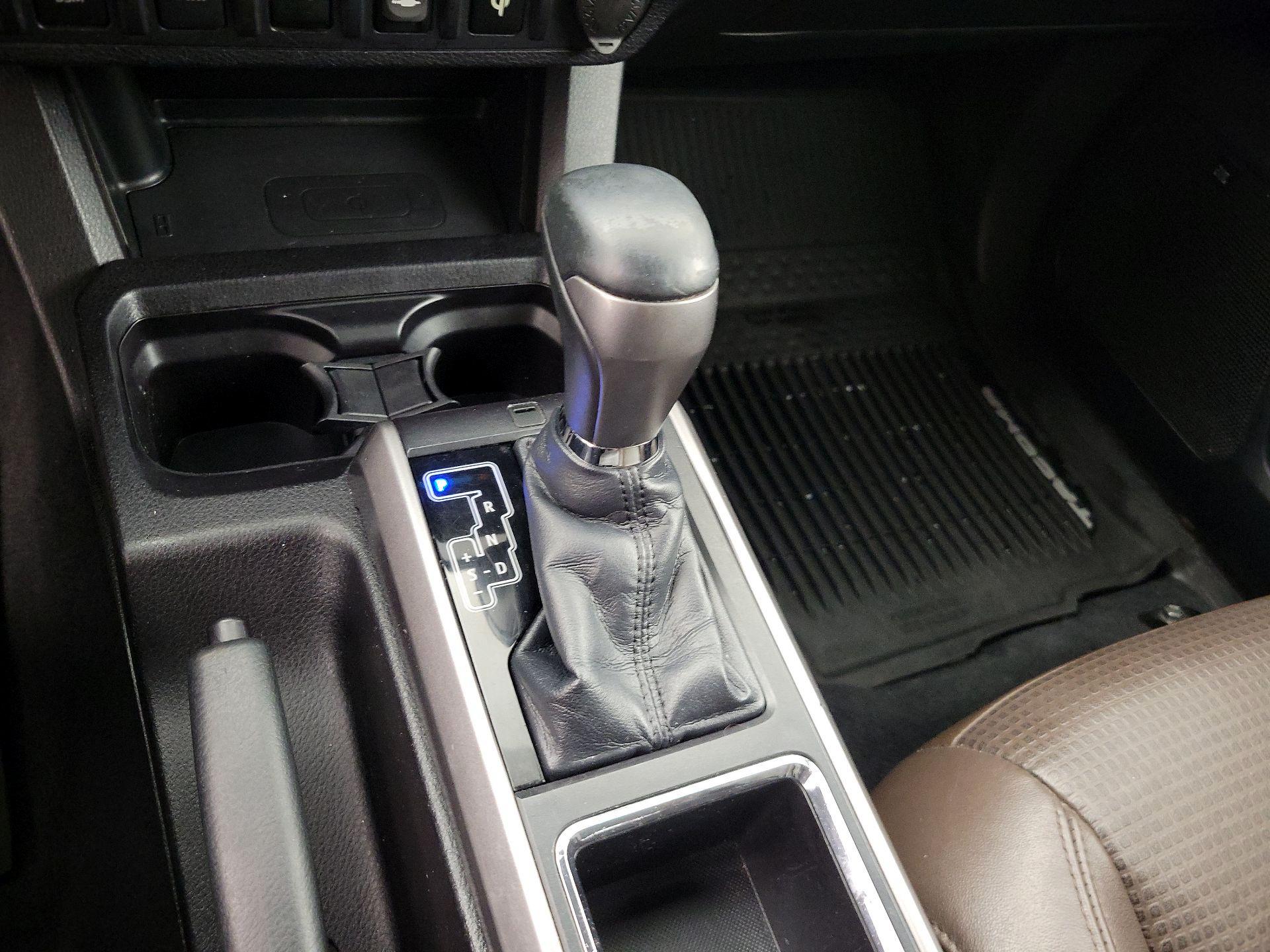 Thumbnail: 2016 Toyota Tacoma - 17