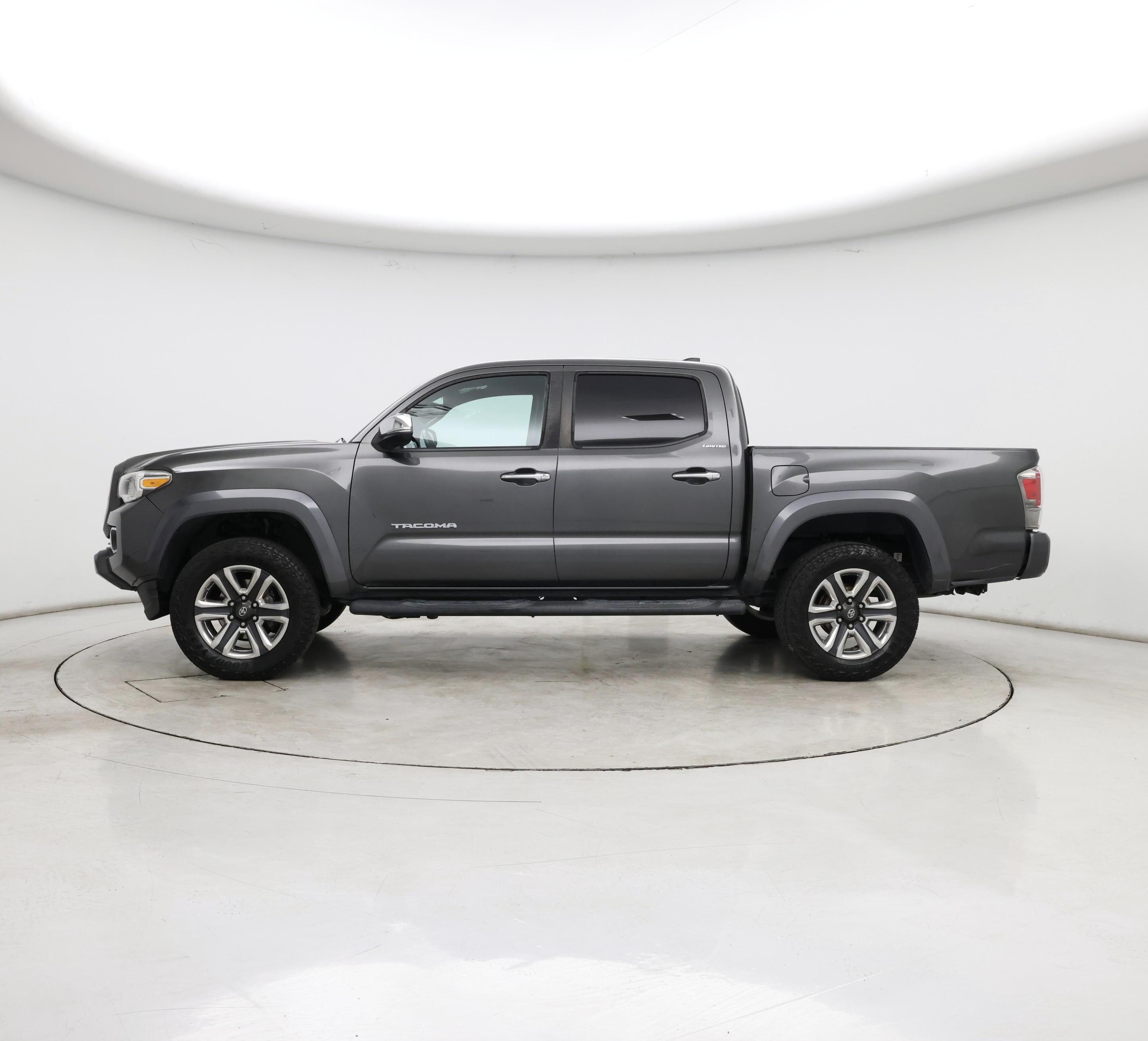 Thumbnail: 2016 Toyota Tacoma - 3