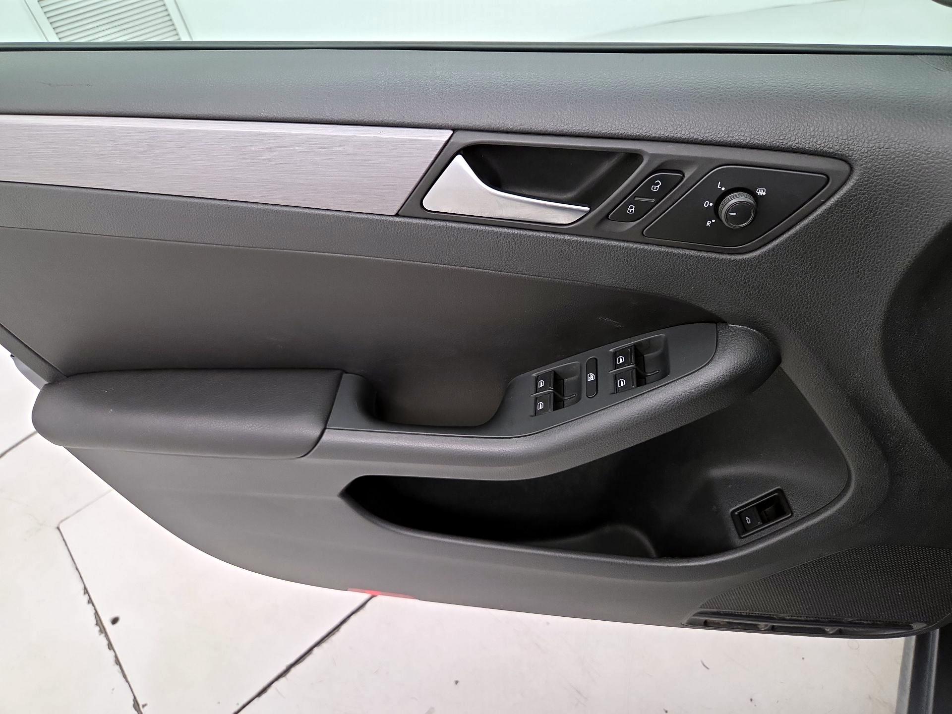 Thumbnail: 2016 Volkswagen Jetta - 10