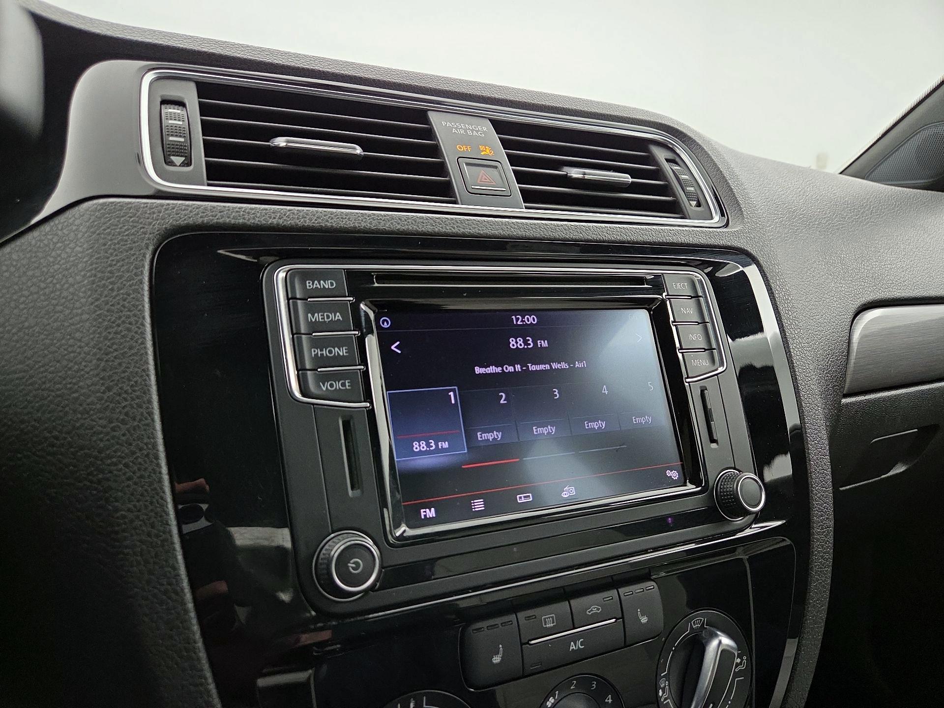 Thumbnail: 2016 Volkswagen Jetta - 14