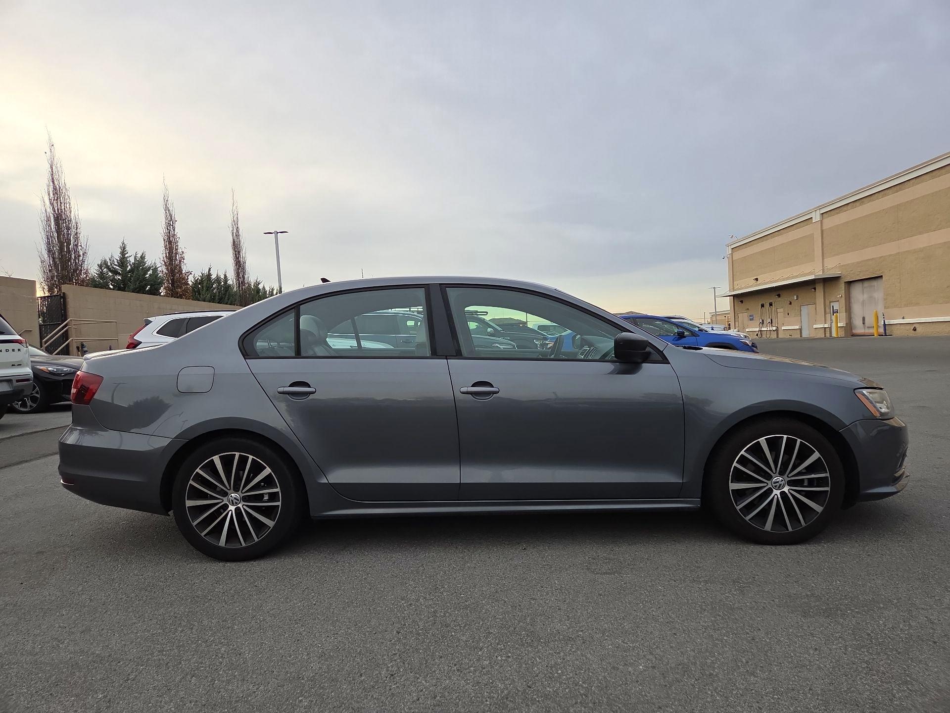 Thumbnail: 2016 Volkswagen Jetta - 4