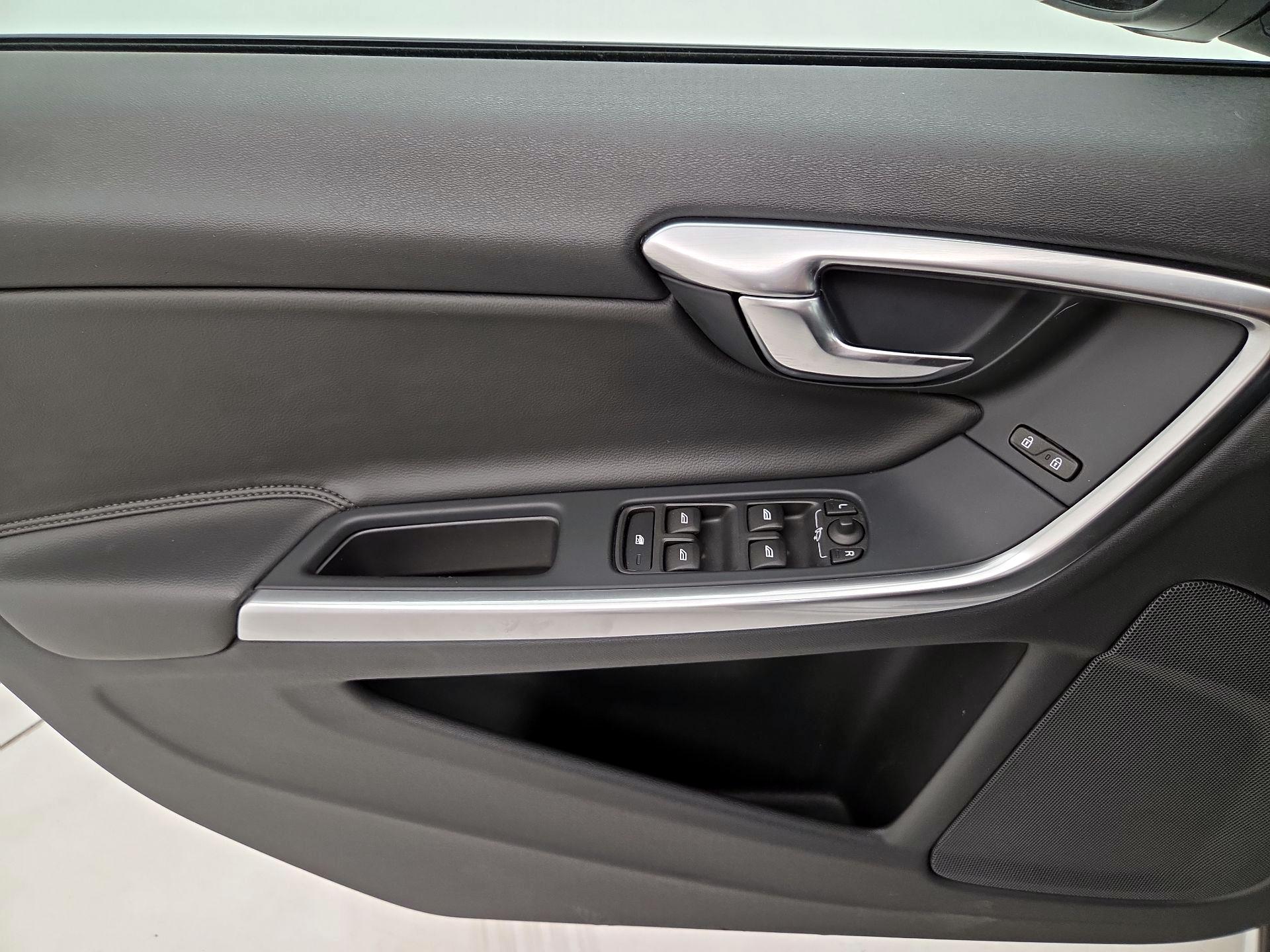 Thumbnail: 2018 Volvo S60 - 10