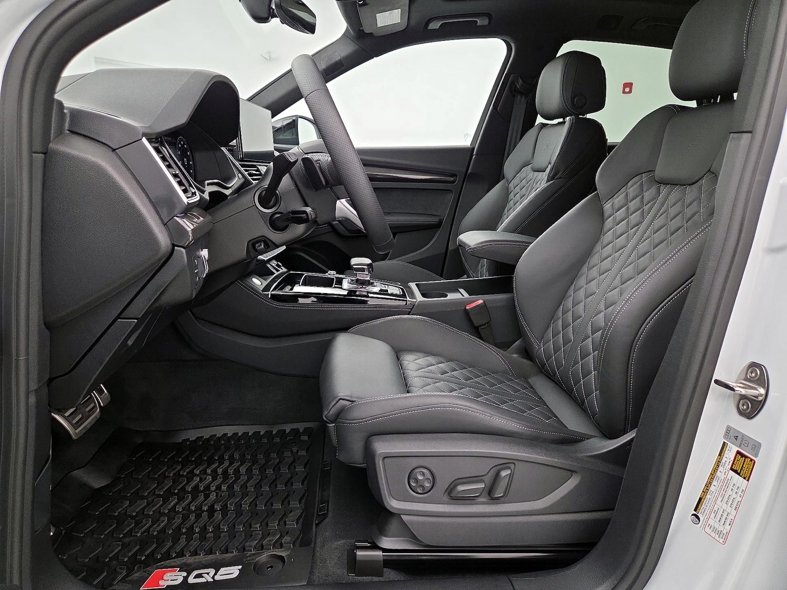 2025 Audi SQ5 Prestige - Photo 12