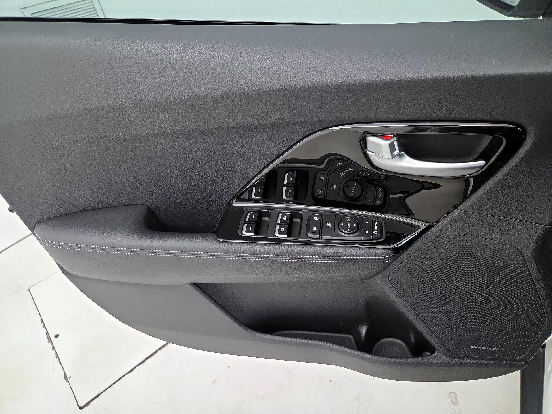 Thumbnail: 2017 Kia Niro - 10