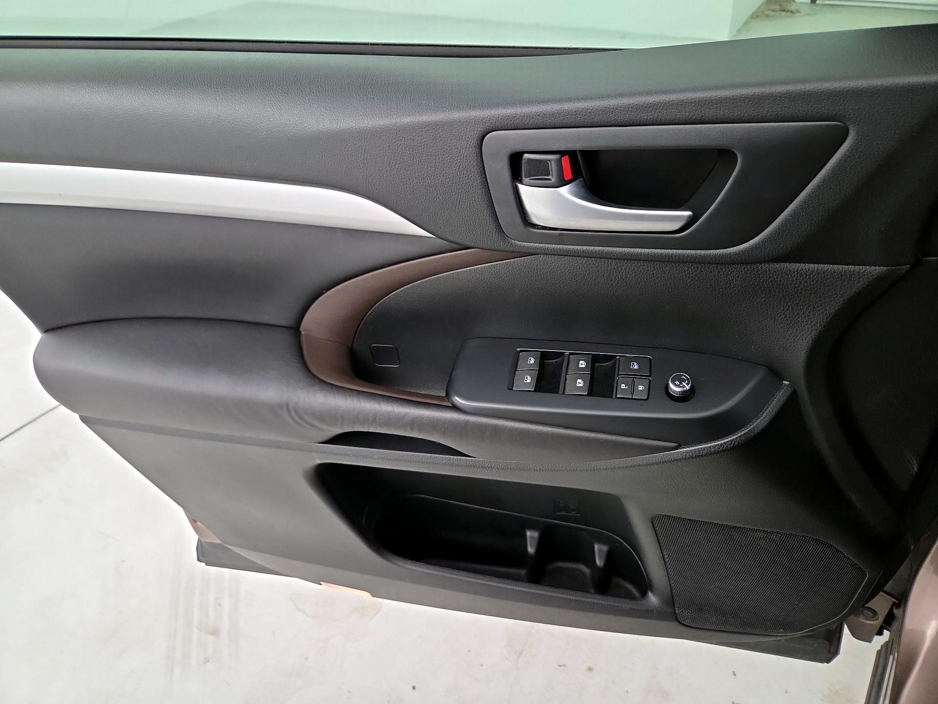 Thumbnail: 2017 Toyota Highlander - 12