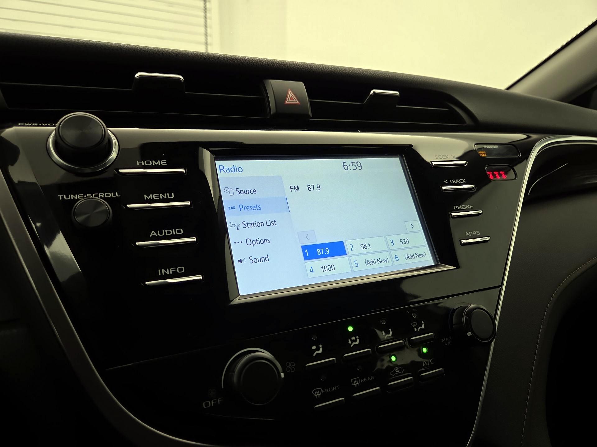 Thumbnail: 2018 Toyota Camry - 15