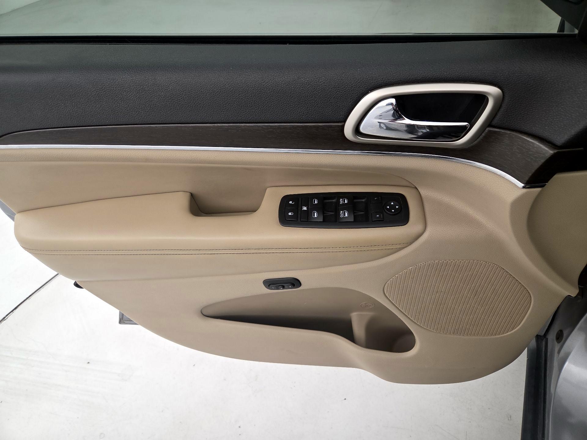 Thumbnail: 2017 Jeep Grand Cherokee - 12