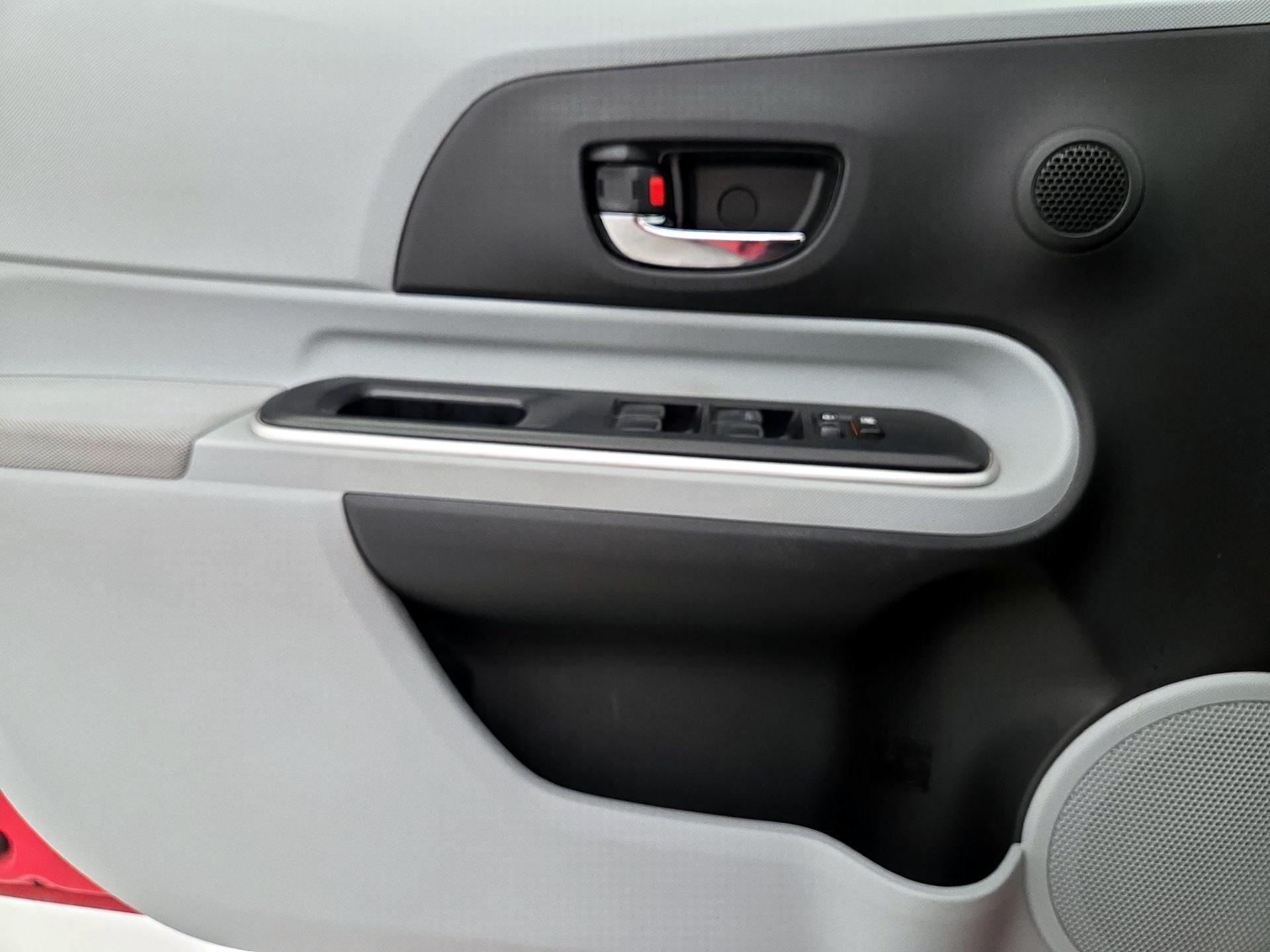 Thumbnail: 2014 Toyota Prius c - 12