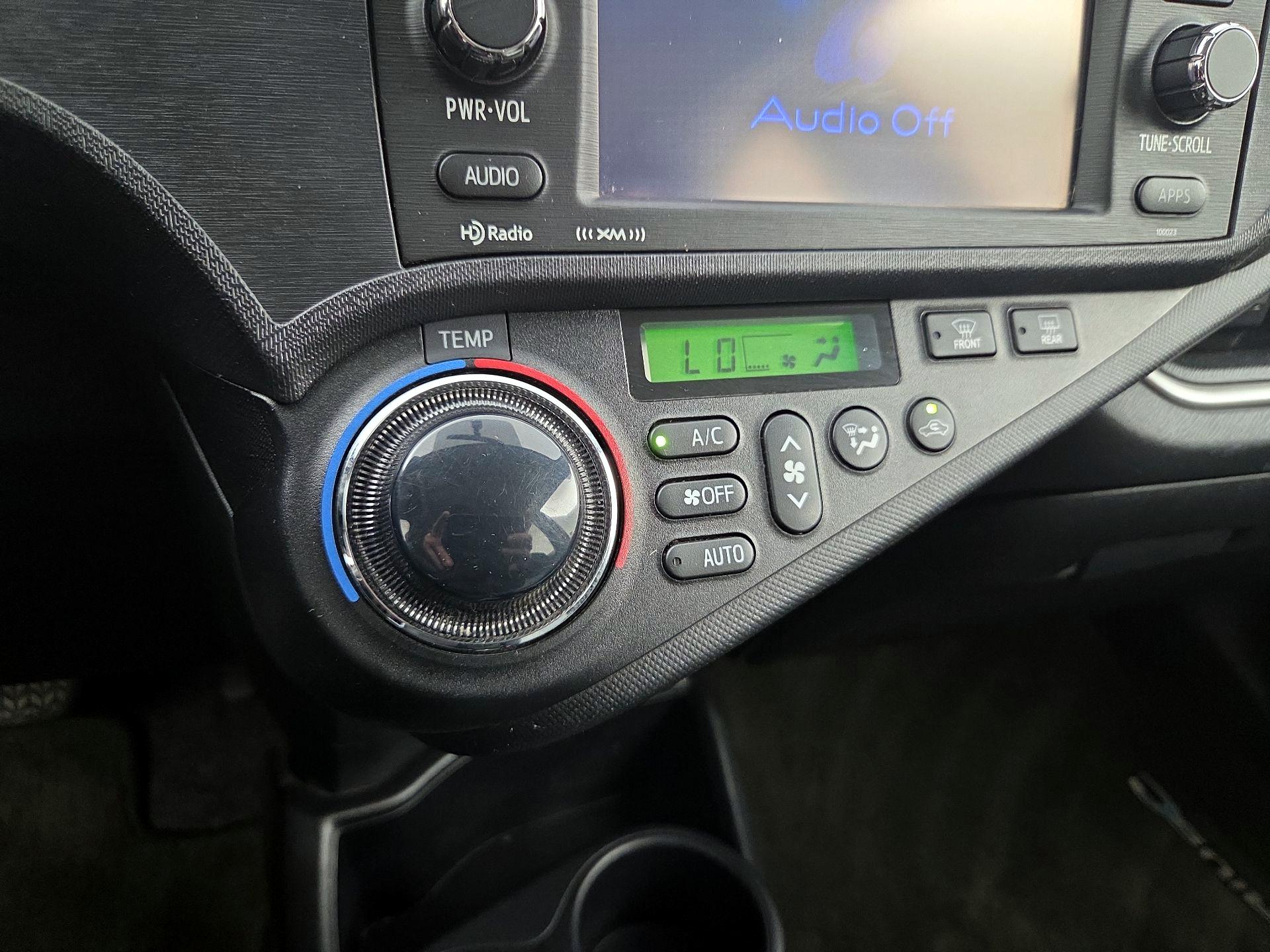 Thumbnail: 2014 Toyota Prius c - 15