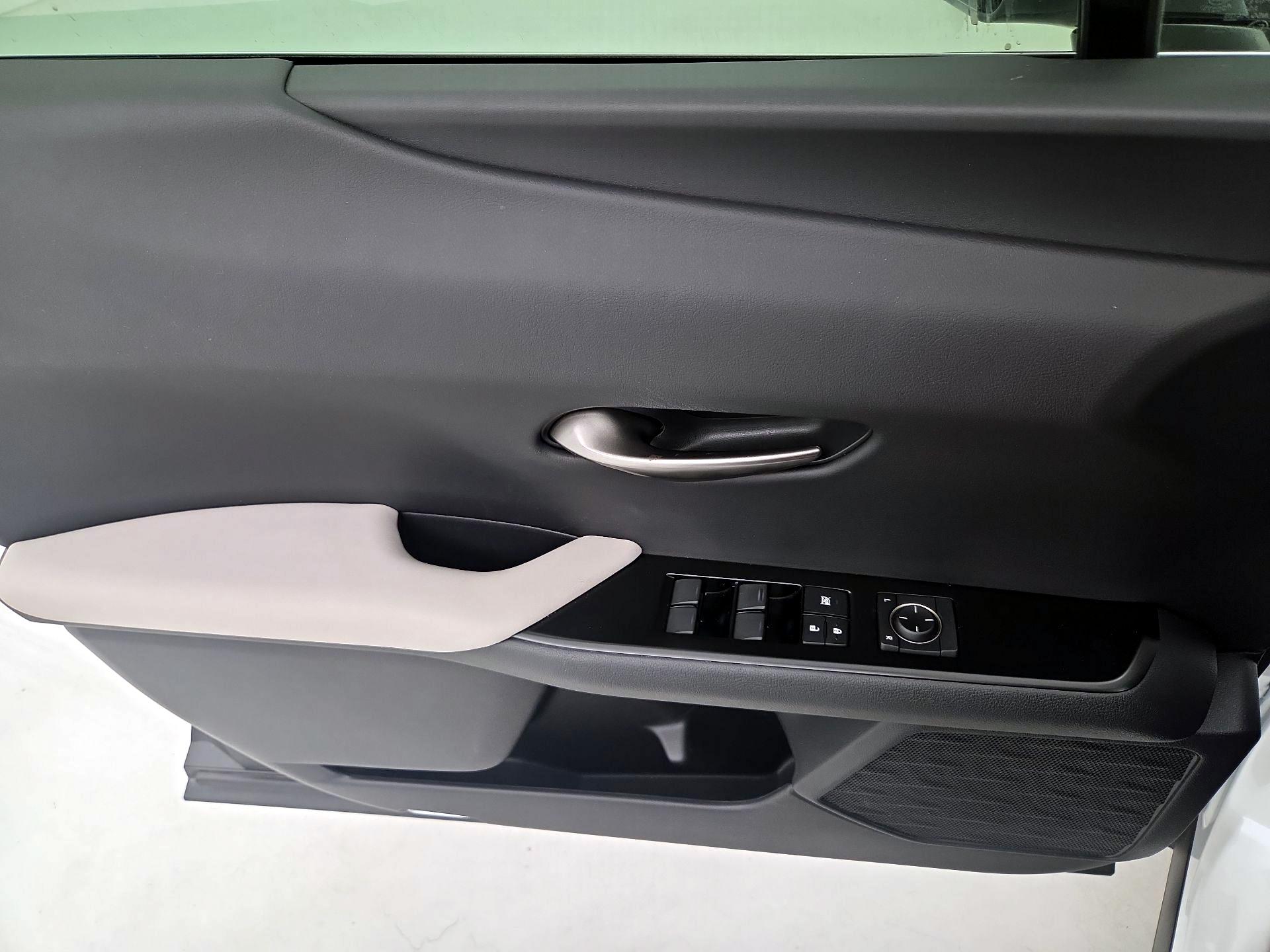 Thumbnail: 2021 Lexus UX - 12