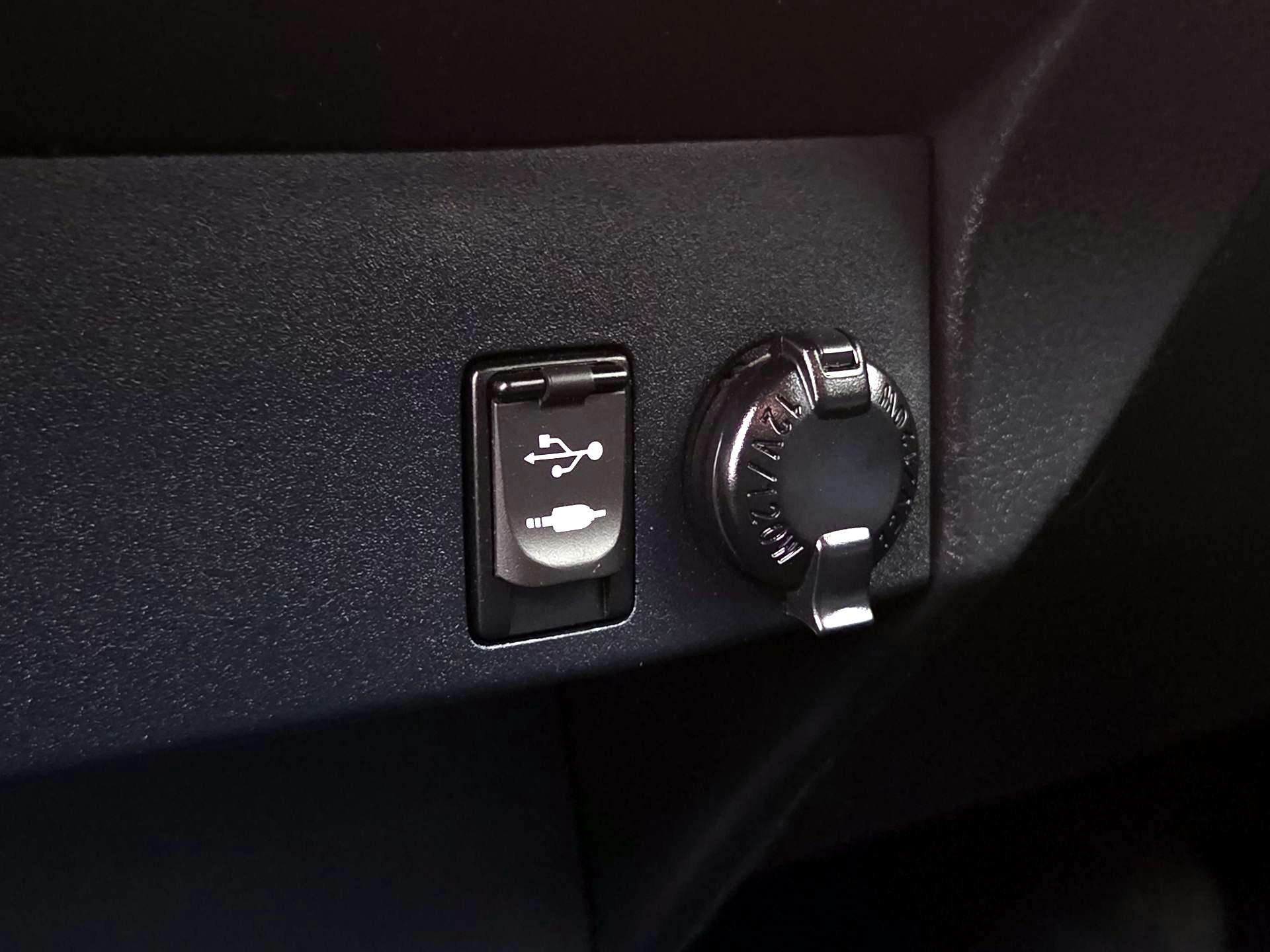 Thumbnail: 2016 Toyota RAV4 - 18