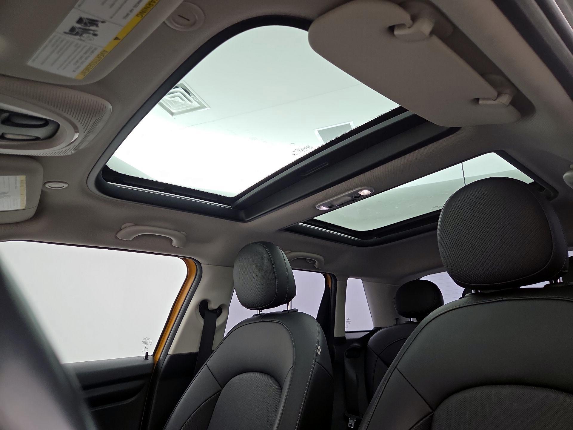 Thumbnail: 2015 MINI Cooper Hardtop - 17
