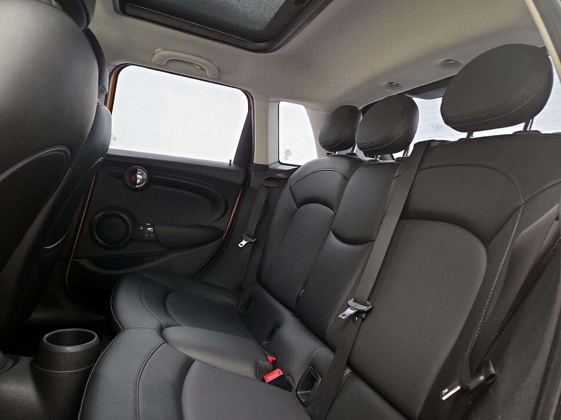 Thumbnail: 2015 MINI Cooper Hardtop - 18