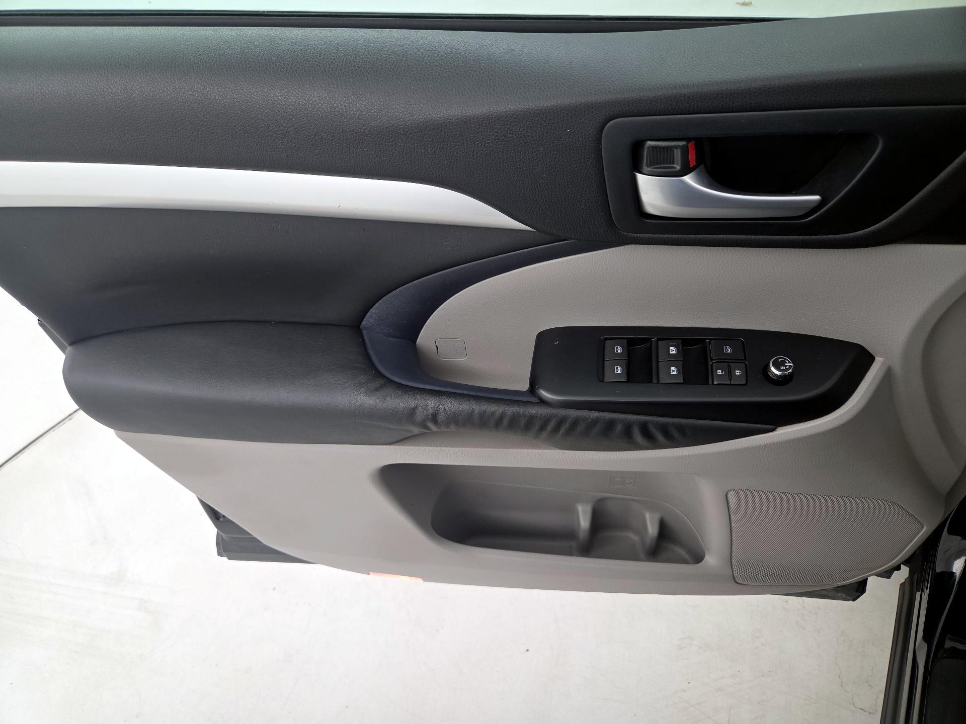 Thumbnail: 2015 Toyota Highlander - 12