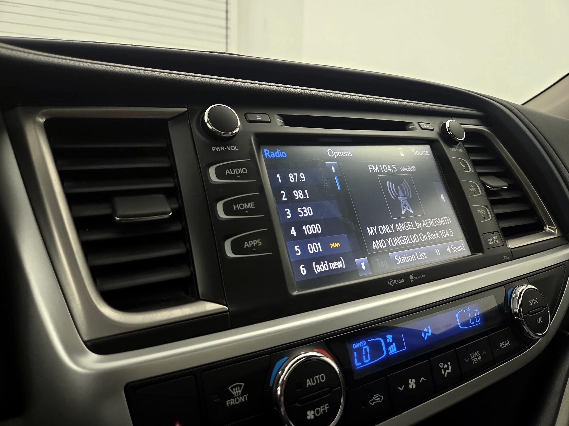 Thumbnail: 2015 Toyota Highlander - 15
