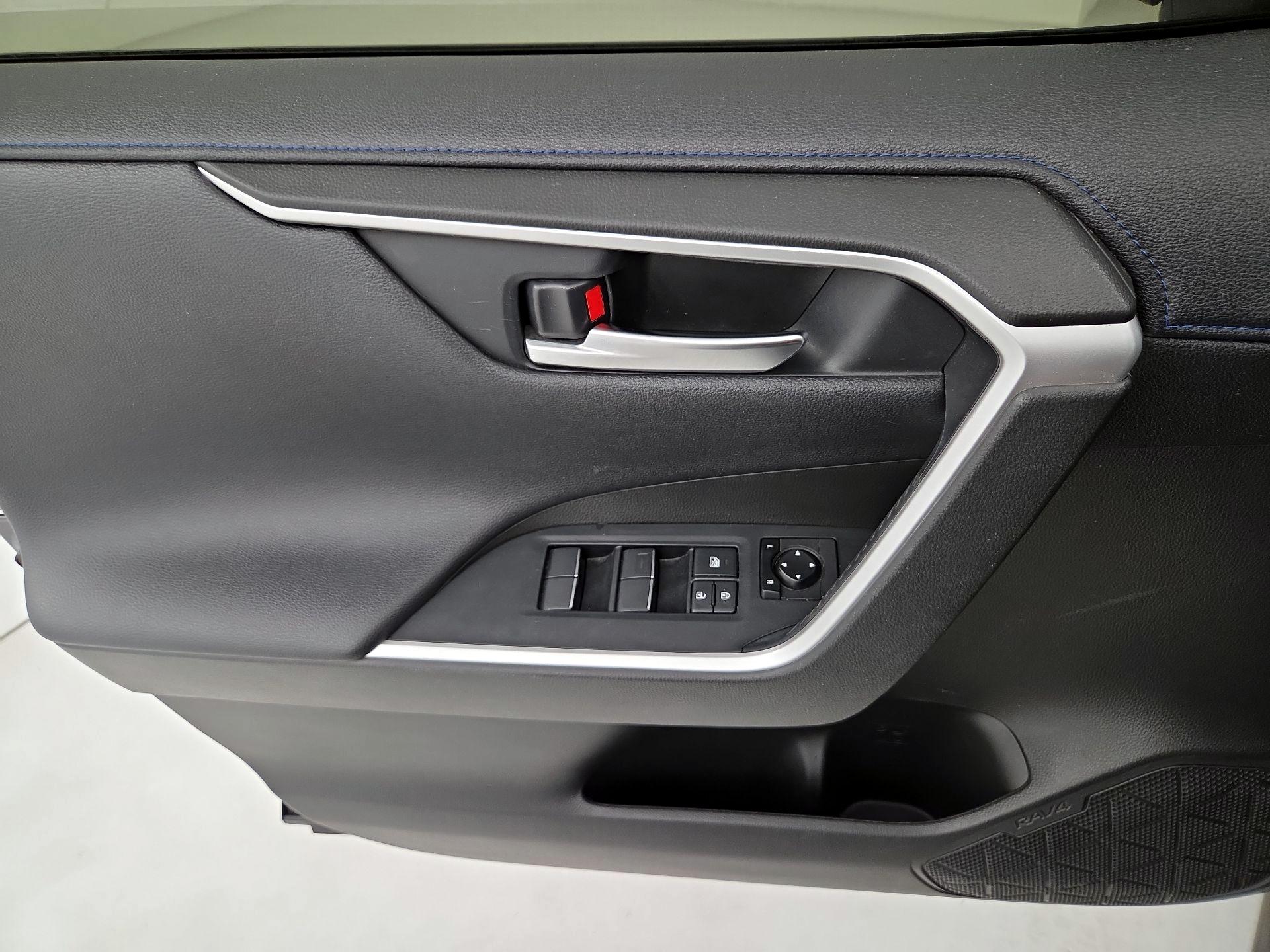 Thumbnail: 2020 Toyota RAV4 - 12