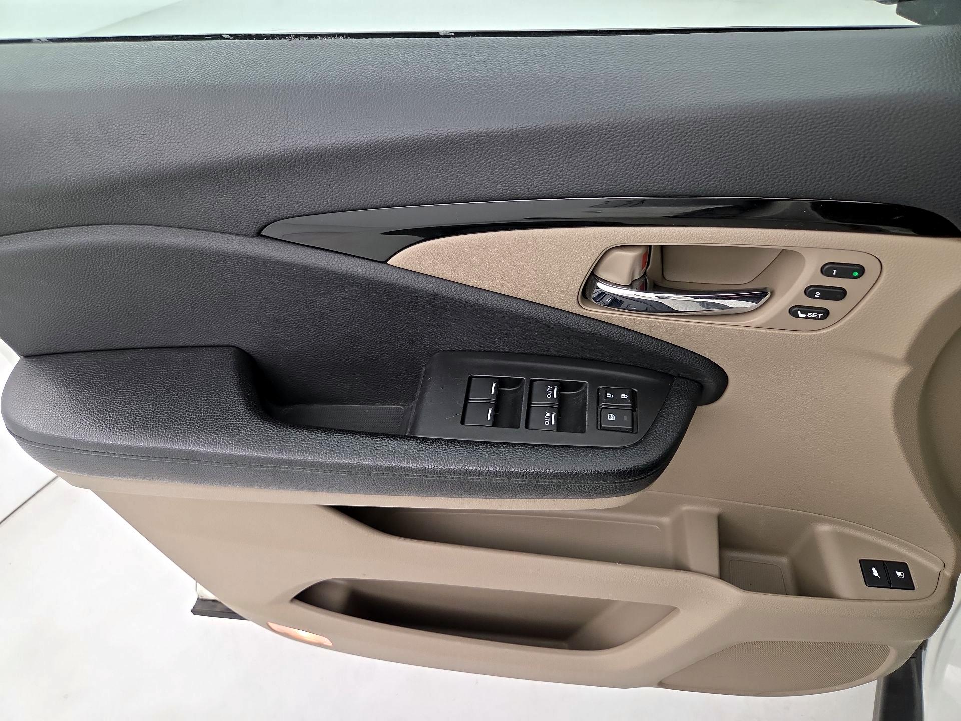 Thumbnail: 2017 Honda Pilot - 12